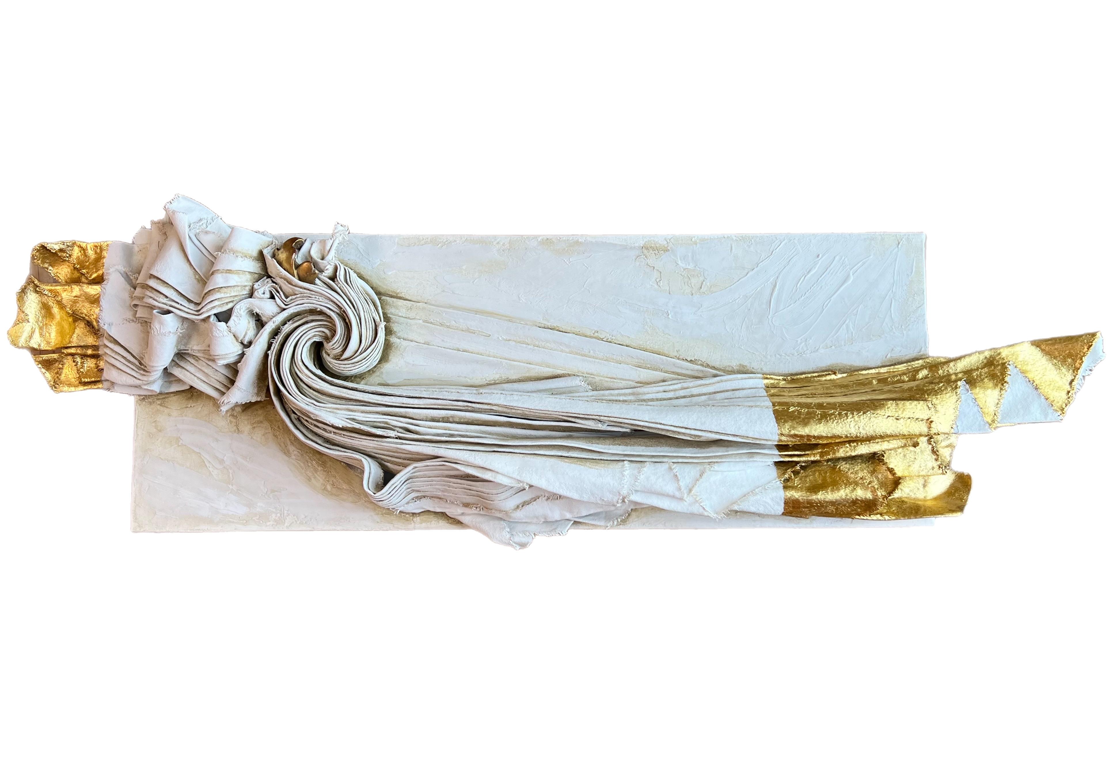 Skulpturale Leinwand mit einem italienischen Vergoldungsfragment aus dem 17. Jahrhundert und 24-karätigem Blattgold.

Die skulpturale Leinwand ist mit Gesso, Vergoldungswachs, Marmorpaste, grüner Erde, italienischem Ocker und Asche auf Karton