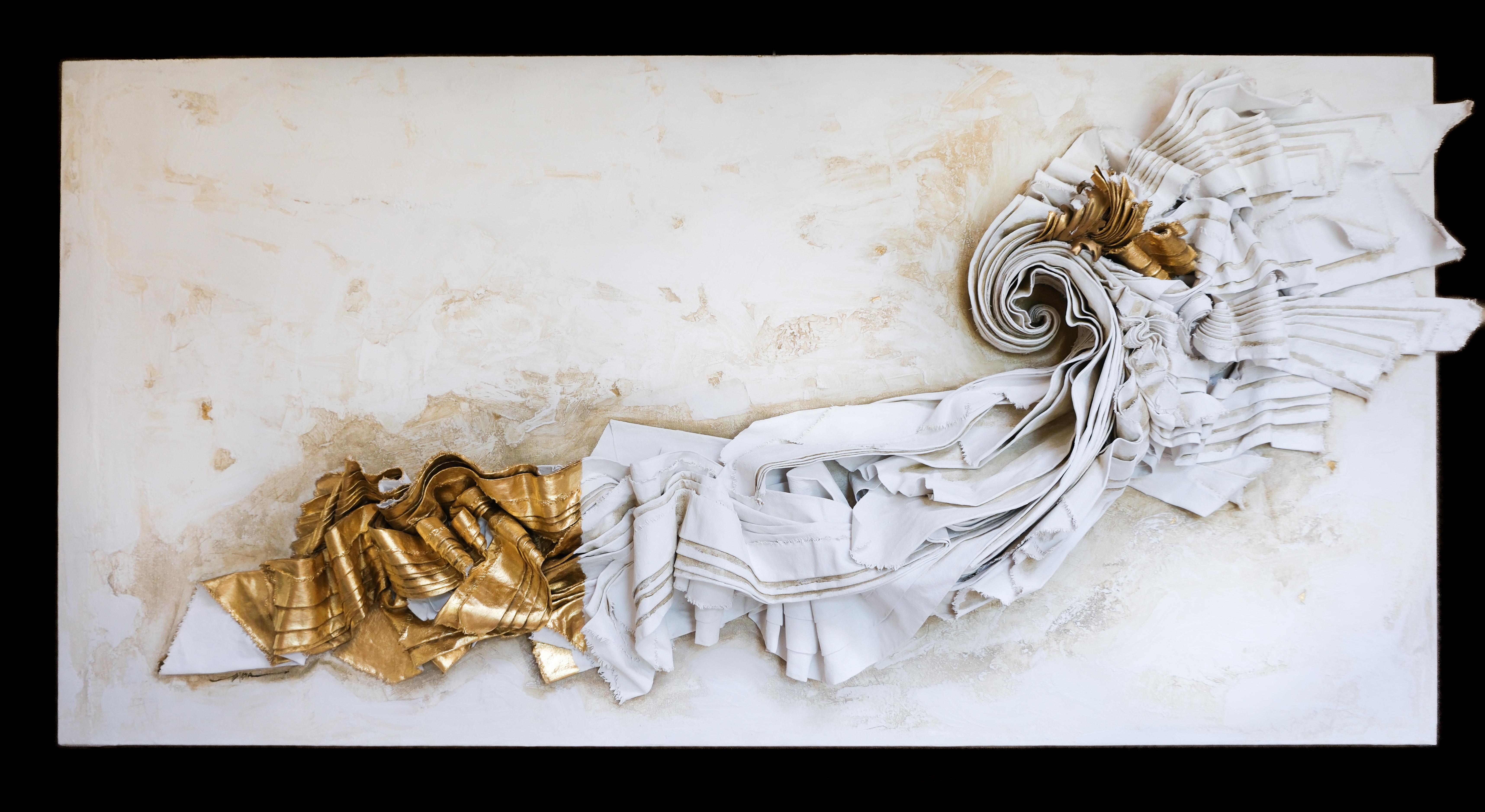 Skulpturale Leinwand mit einem italienischen Vergoldungsfragment aus dem 18. Jahrhundert, rohen Saphiren und 24-karätigem Blattgold.

Die modellierte Leinwand wird mit Gesso, Marmorpaste, Vergoldungswachs, Öl, grüner Erde und Asche auf Karton