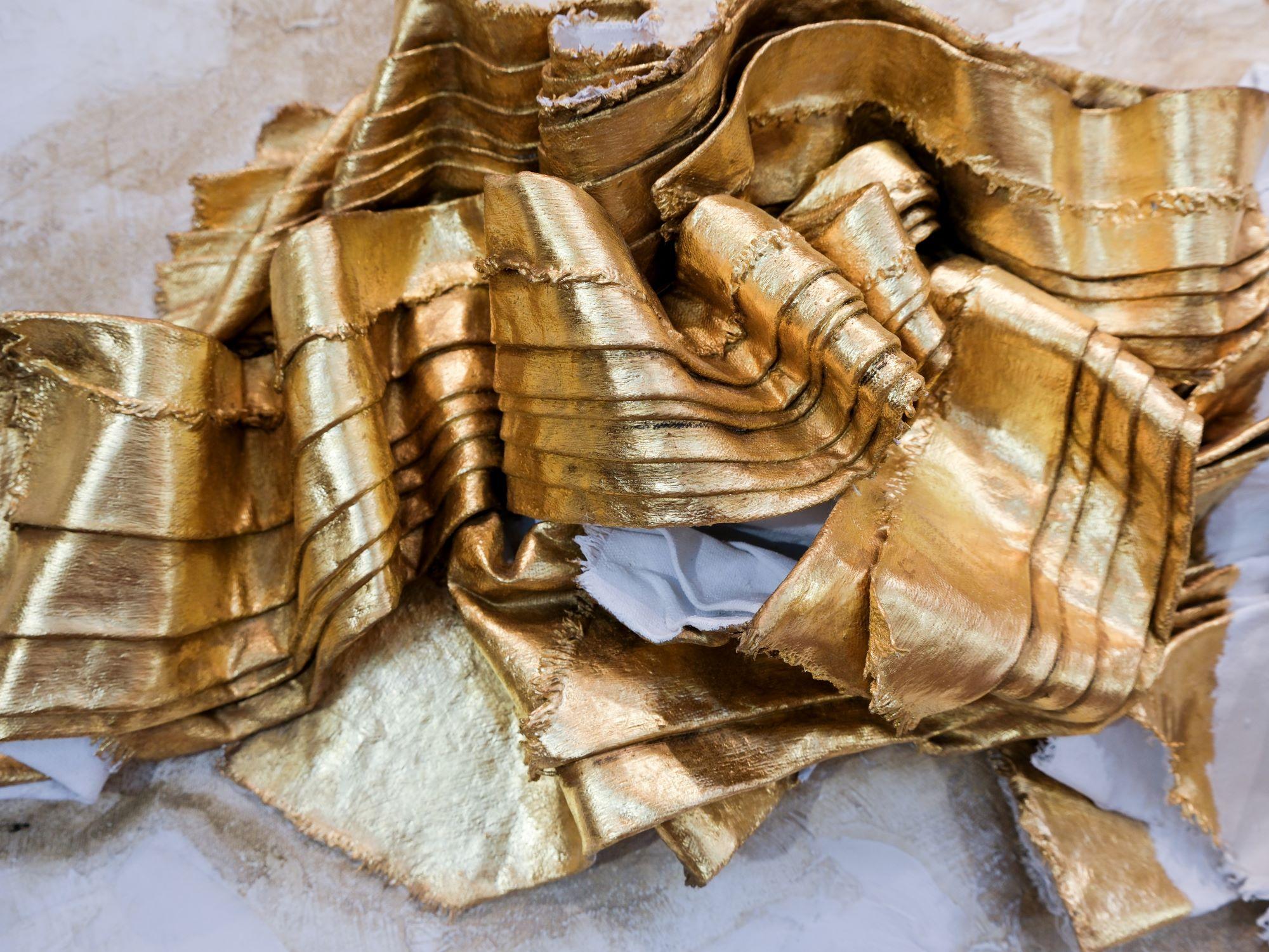 XVIIIe siècle et antérieur Toile sculpturale avec saphirs, fragment italien du 18ème siècle et feuille d'or 24 carats en vente