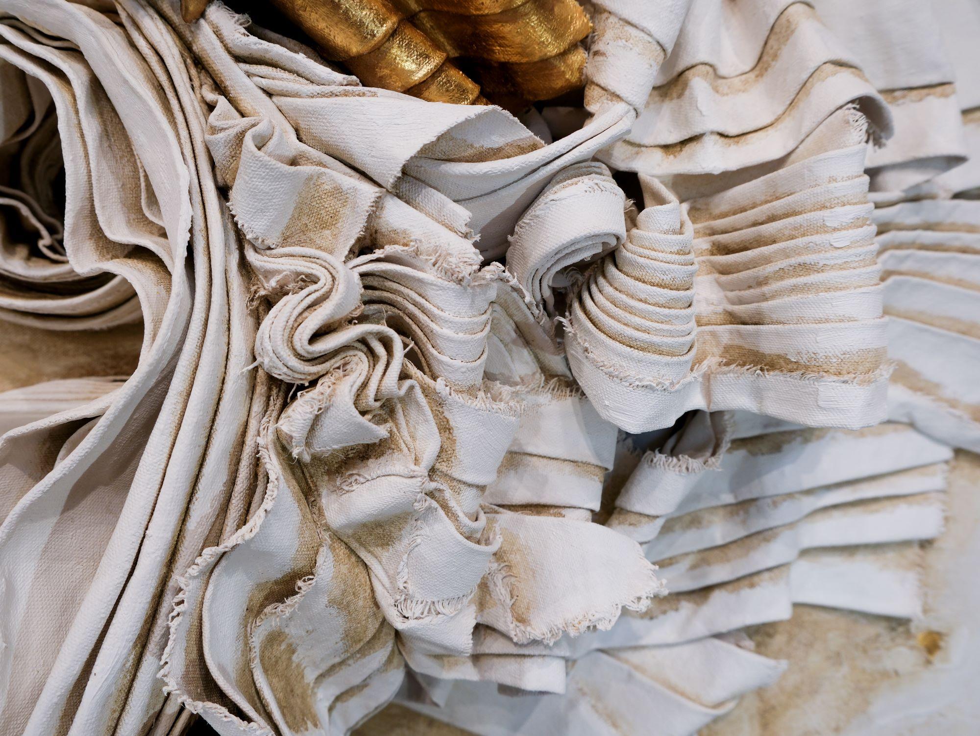 Skulpturale Leinwand mit Saphiren, italienisches Fragment aus dem 18. Jahrhundert und 24 Karat Blattgold im Zustand „Hervorragend“ im Angebot in Dublin, Dalkey