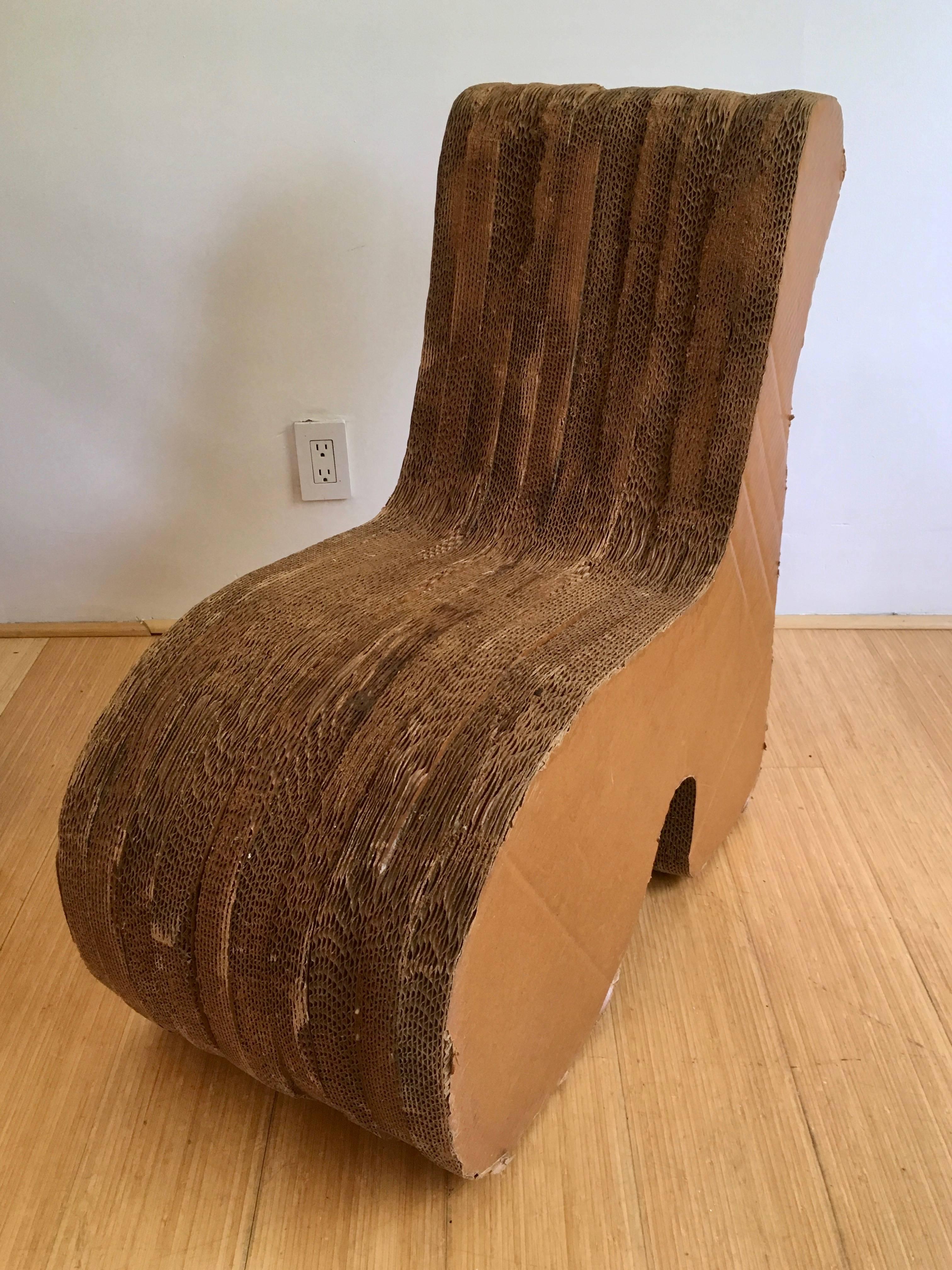 Skulpturaler Stuhl aus Pappe (amerikanisch) im Angebot