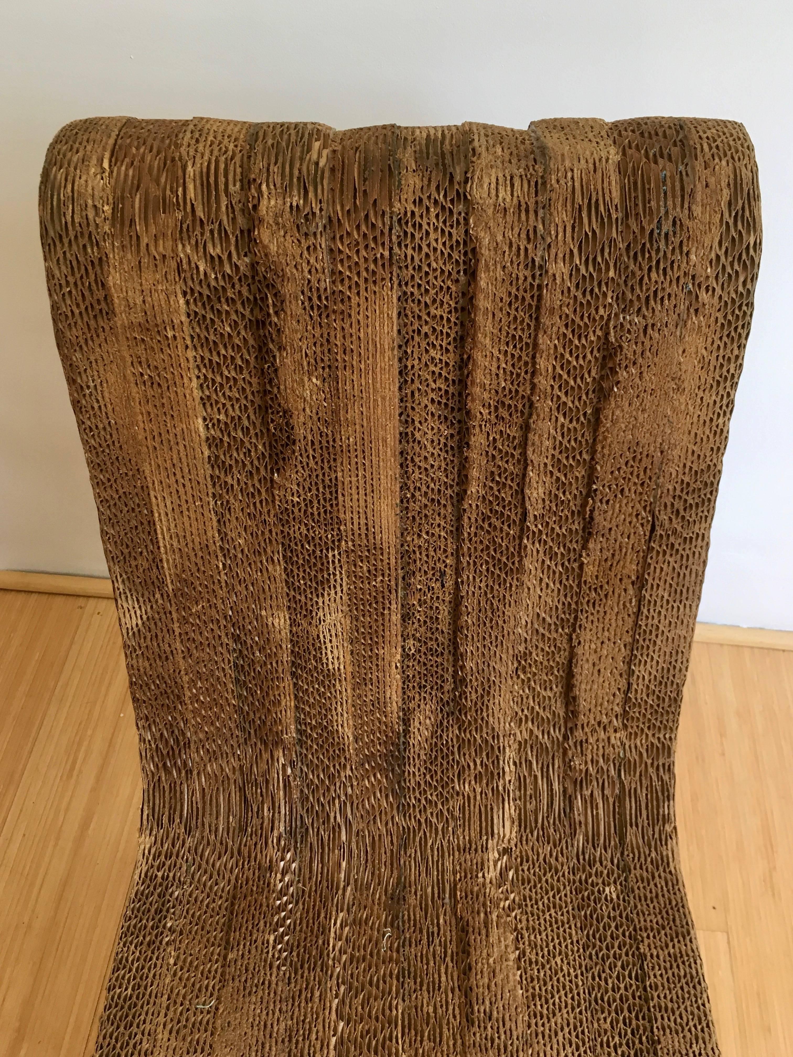 Skulpturaler Stuhl aus Pappe (Mitte des 20. Jahrhunderts) im Angebot
