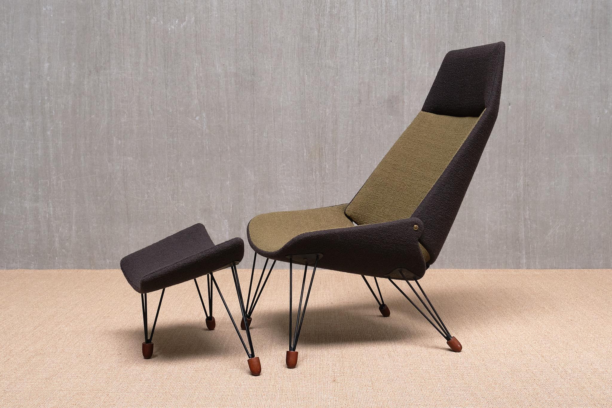 Cette chaise longue exceptionnellement rare, avec son repose-pieds assorti, a été conçue par Carl Edward Matthes en 1956. Il a été produit sous le numéro 44 par son entreprise, Matthes Polstermøbelfabrik, à Løgten, au Danemark. Le design est