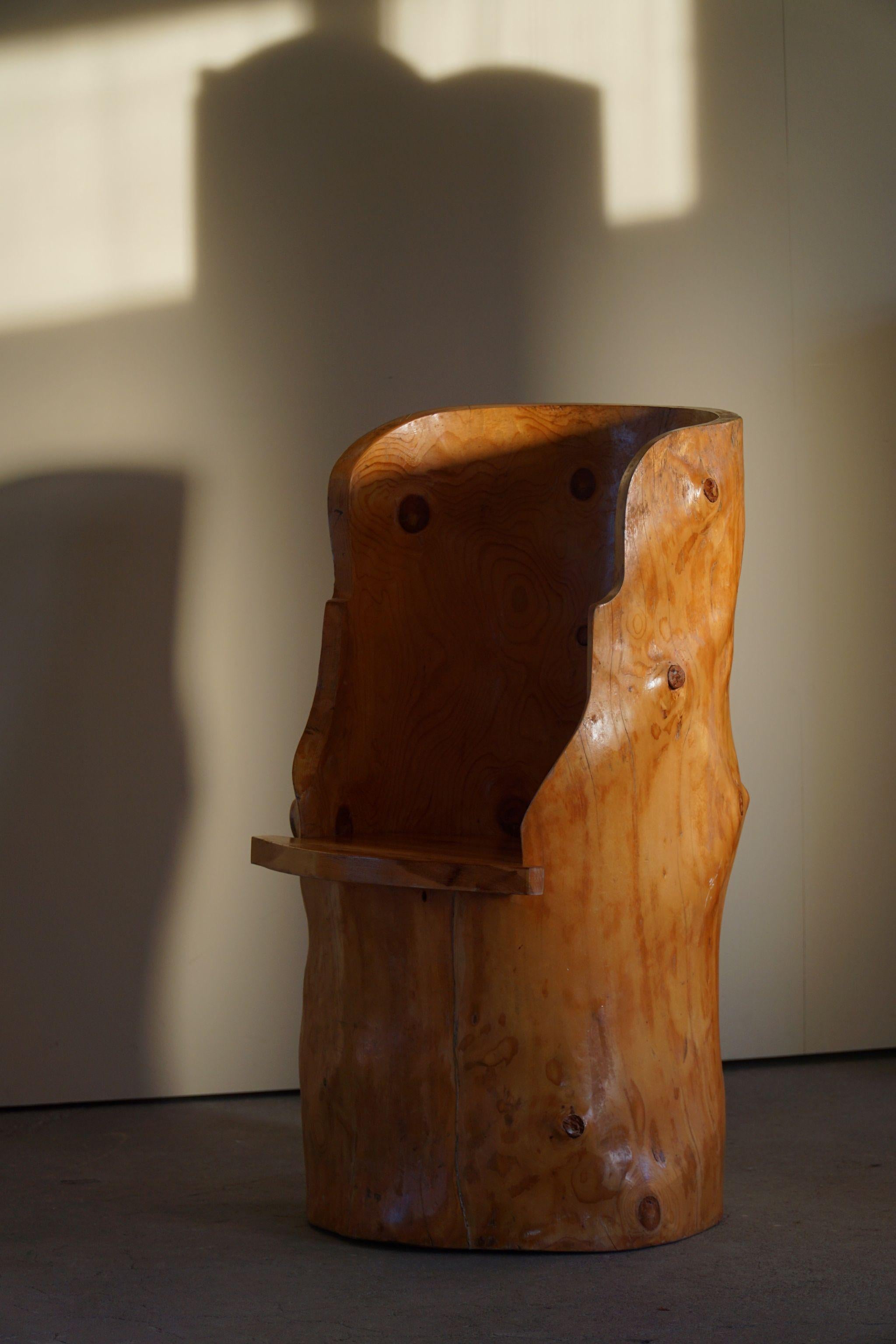 Chaise sculpturale sculptée Wabi Sabi Brutalist Stump Chair en pin massif, Suède, années 1960 en vente 3