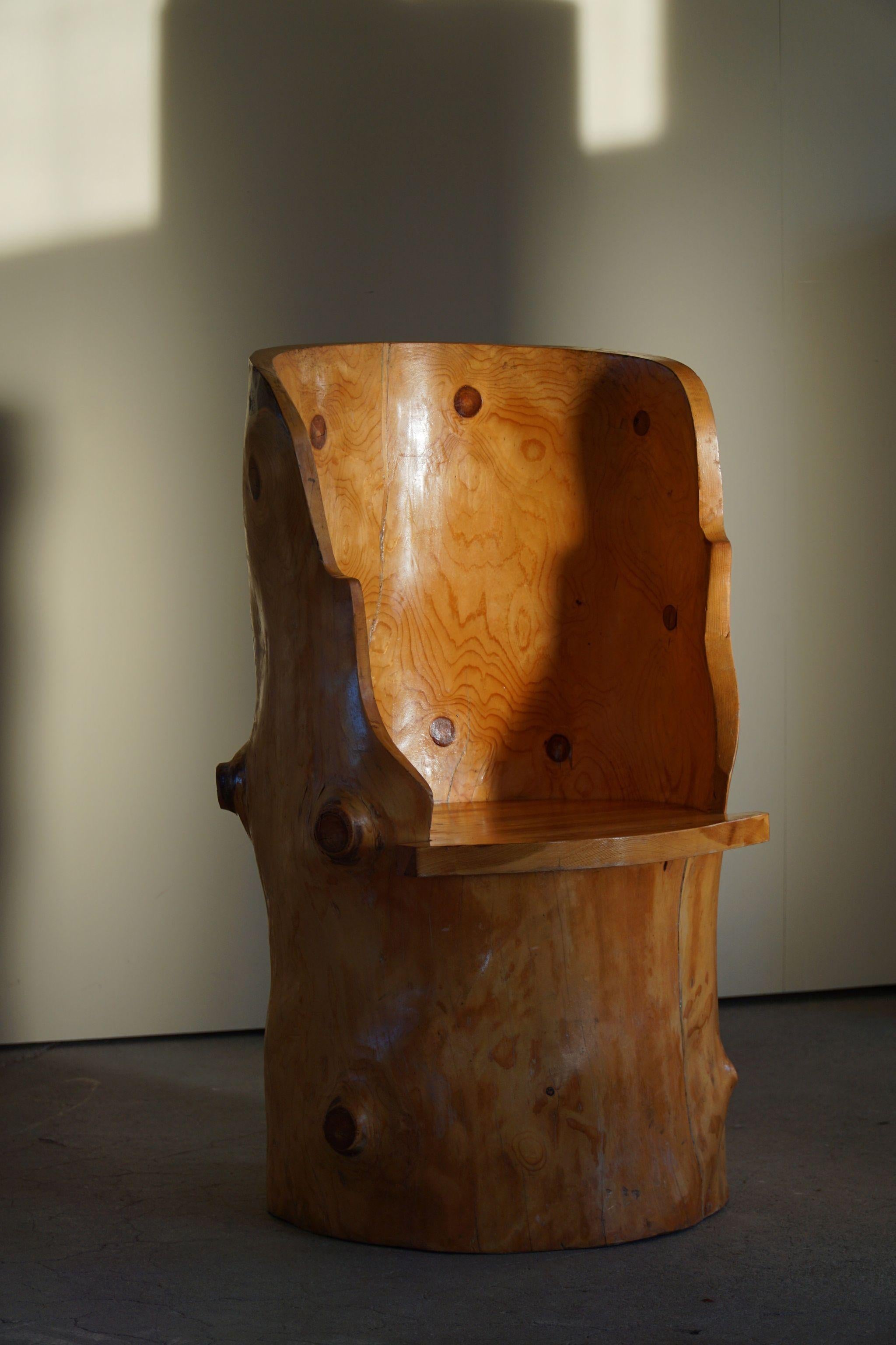 Chaise sculpturale sculptée Wabi Sabi Brutalist Stump Chair en pin massif, Suède, années 1960 en vente 4
