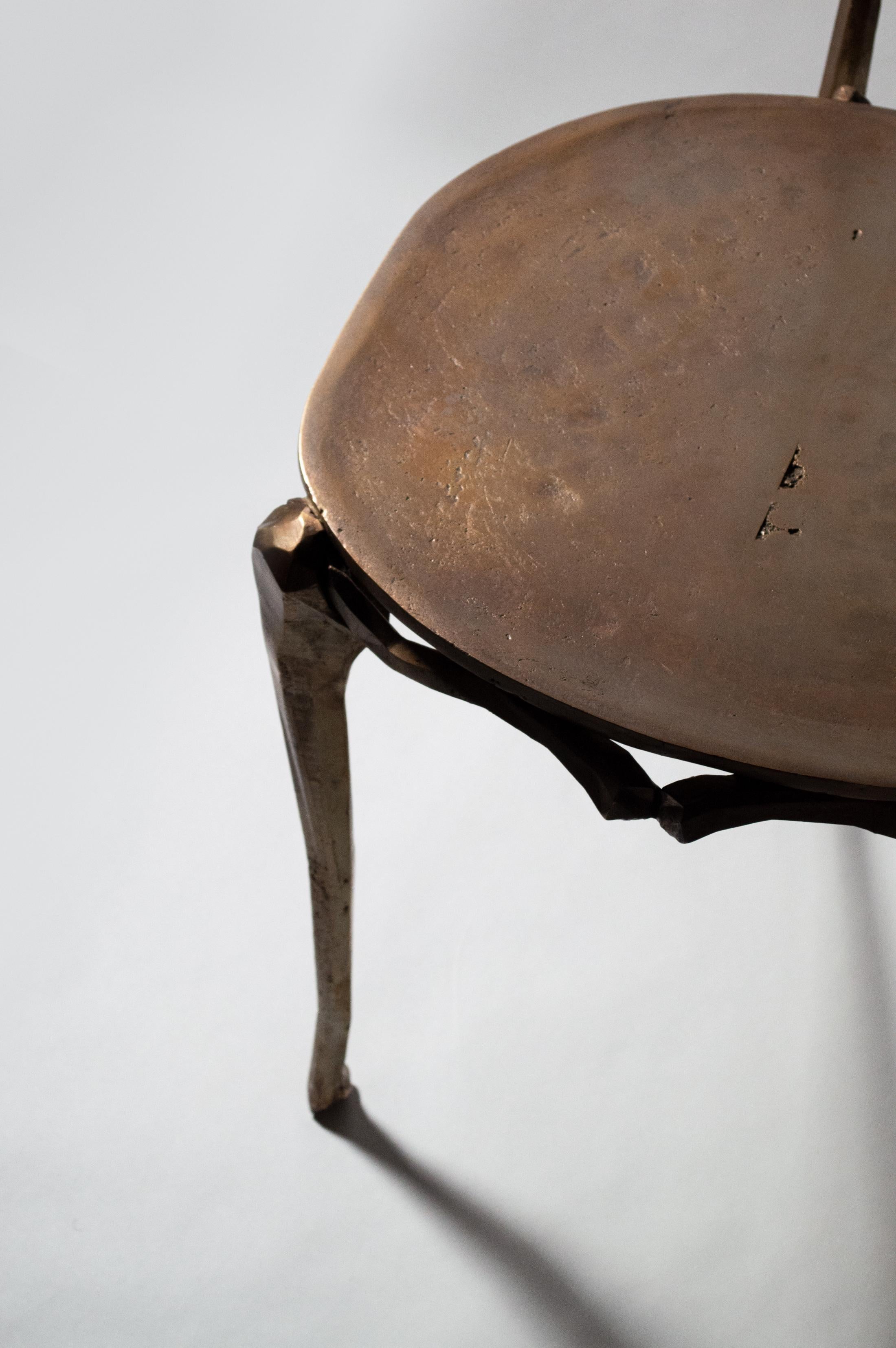 XXIe siècle et contemporain Chaise sculpturale en bronze coulé IGNIS OSSIUM, Patina personnalisable -Maroon Gold en vente