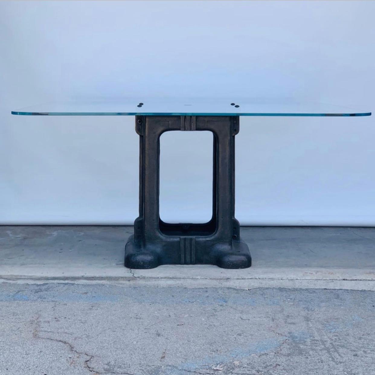 Escultórica base de pedestal de hierro fundido y cristal Mesa de comedor/trabajo industrial.

Bonita pátina en la base. Pesada encimera de cristal hecha a medida con abertura para cables en el centro.

Sus impresionantes proporciones dan cabida