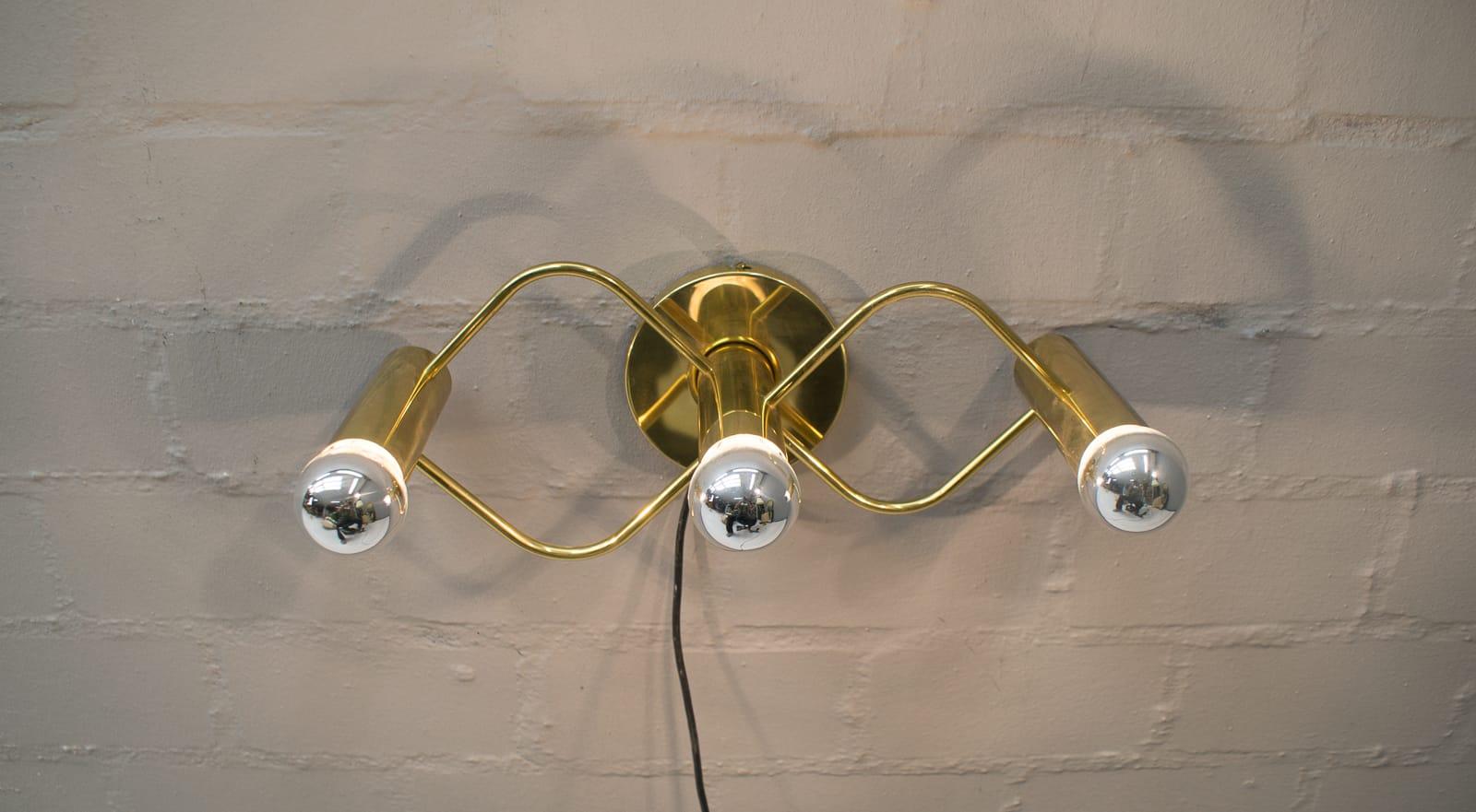 Beautiful sculptural Sciolari style ceiling or wall flush mount by Leola.

Germany, 1960s.

Polished brass and chrome version.

The lamp need 1 x E27 Edison screw fit bulb. She is wired, in working condition and run both on 110 / 230 volt.
