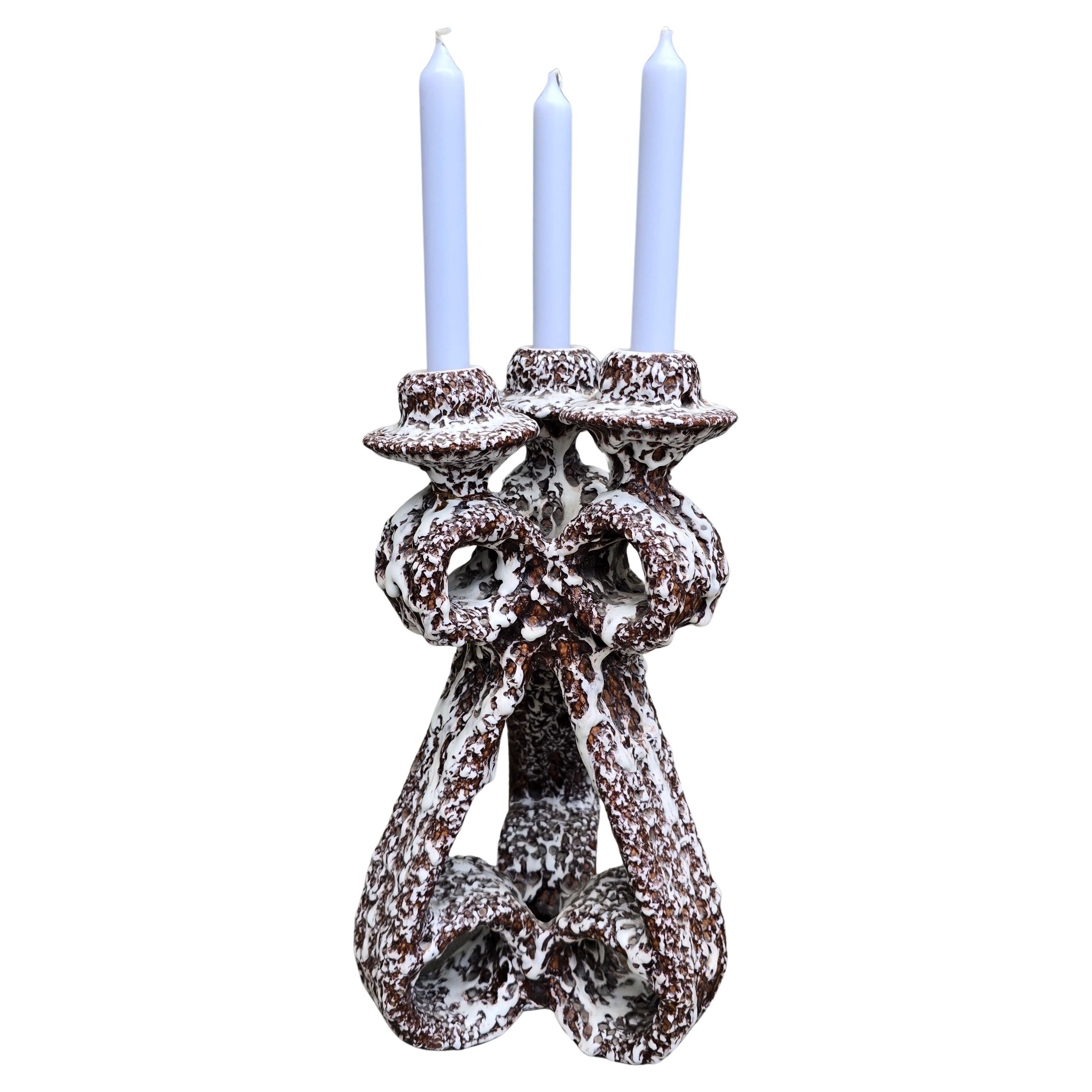 Candelero escultórico de cerámica de Marius Giuge, Vallauris, Francia, años 60
Llamativo candelabro de cerámica de mediados de siglo del artista francés Marius Giuge, fabricado en Vallauris, la histórica ciudad alfarera del sur de Francia famosa por