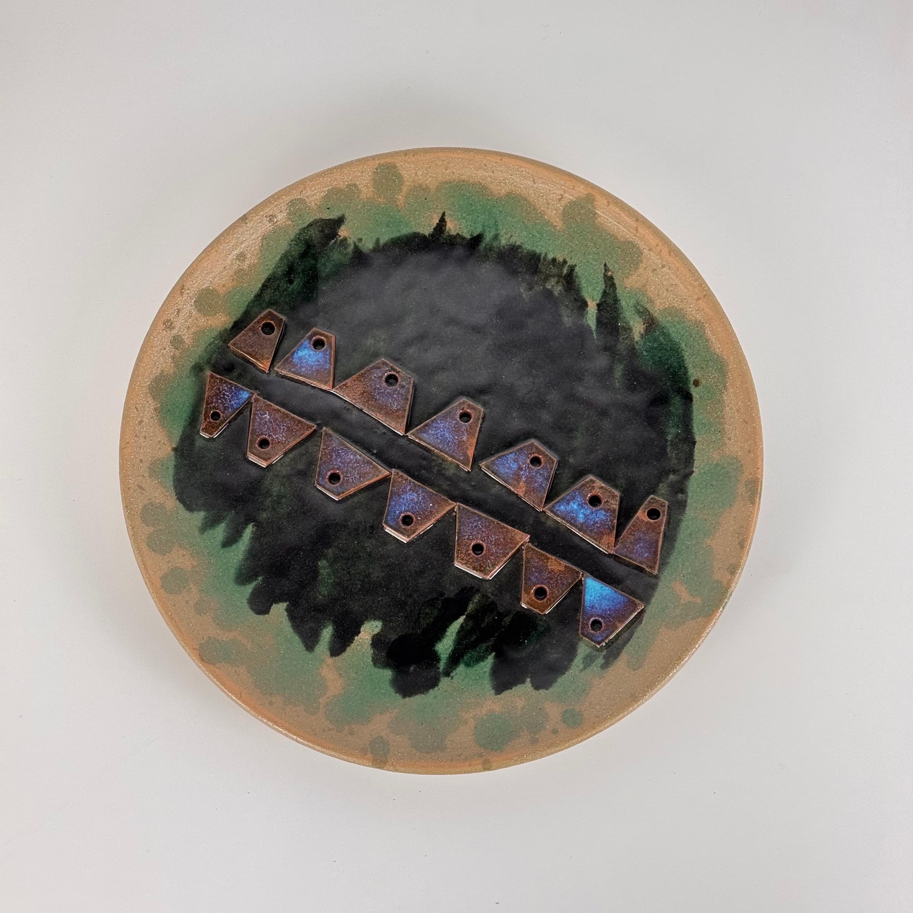 Llamativo centro de mesa/plato escultórico en cerámica vidriada de Cosimo Budetta para la emblemática Fornace degli Angeli, Italia, años setenta. Esta pieza excepcional cautiva con su asombrosa paleta de colores: tonos de verde intenso, verde claro