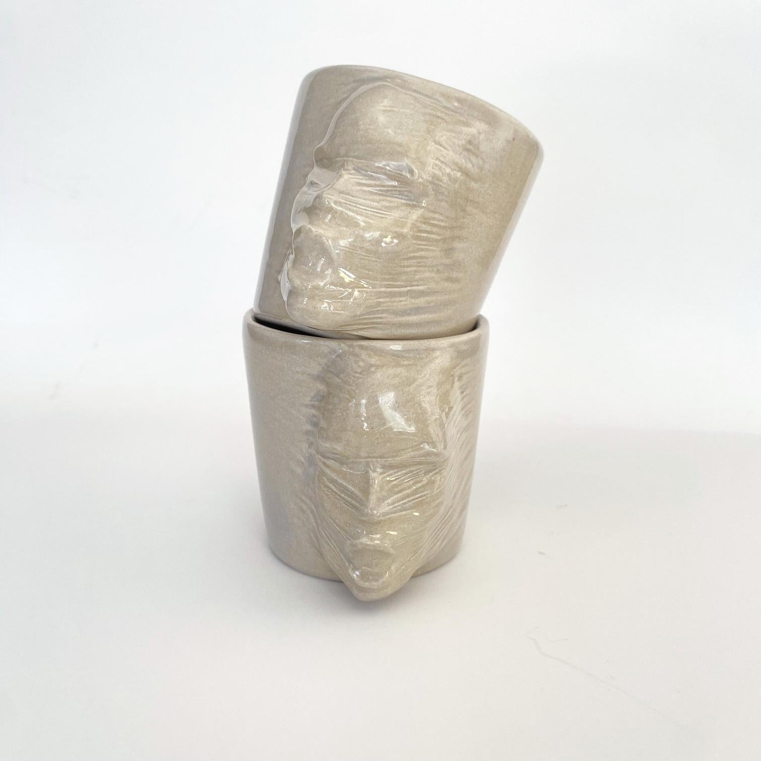 Un ensemble de 2 tasses sculpturales en céramique fabriquées à la main par l'artiste céramiste Hulya Sozer. 
Glaçage alimentaire.
Lavable au lave-vaisselle.

Hauteur : 7cm / Profondeur : 9cm / Diamètre : 7cm
Volume : 120ml
Le set comprend 2 tasses