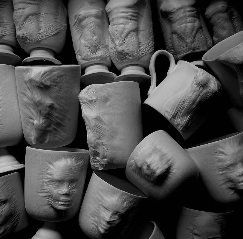 Vernissé Lot de 2 tasses sculpturales en céramique de Hulya Sozer, Silhouette de visage, beige sable en vente