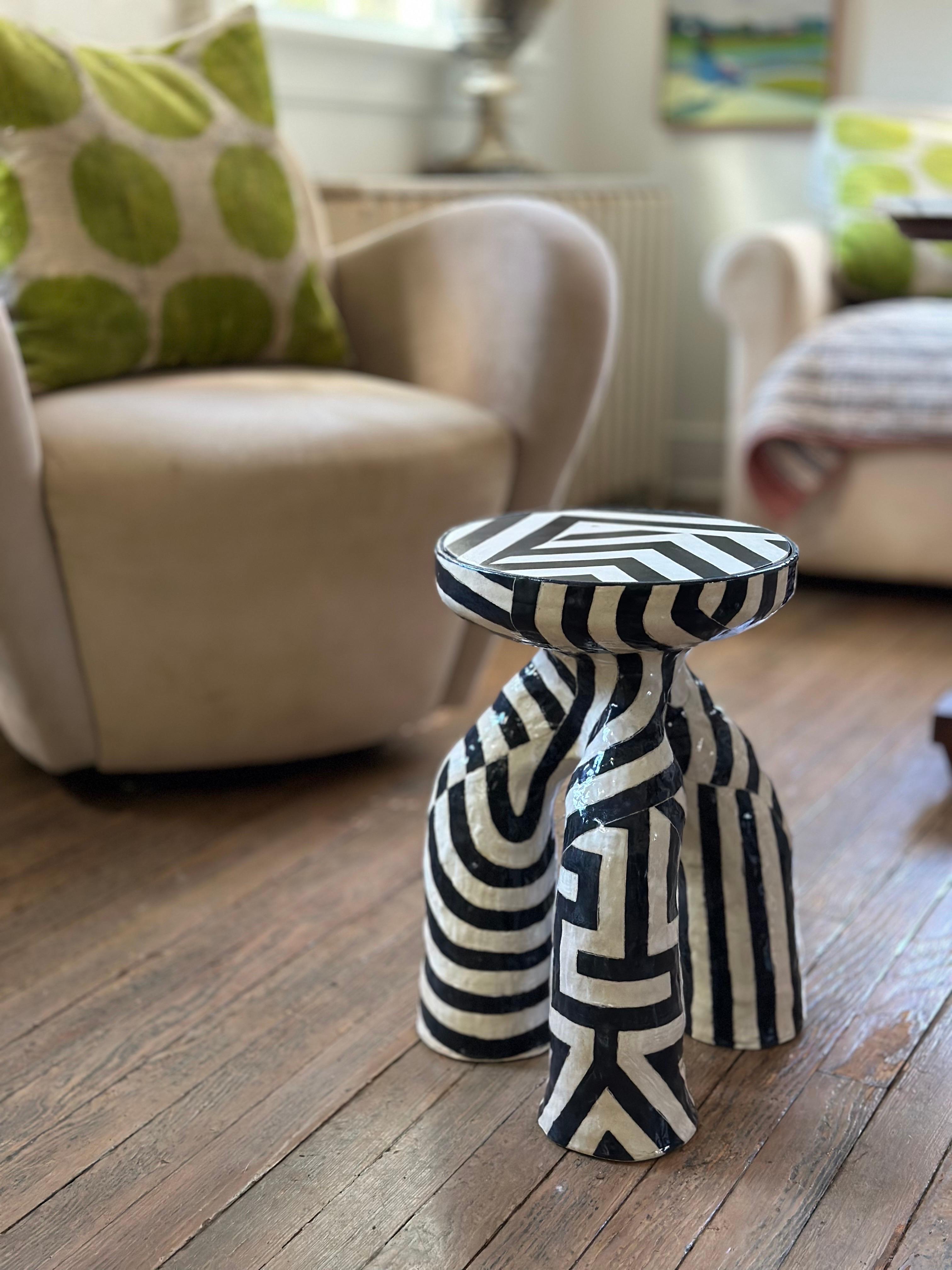 Américain Table à boissons sculpturale à motif rayé dynamique en vente