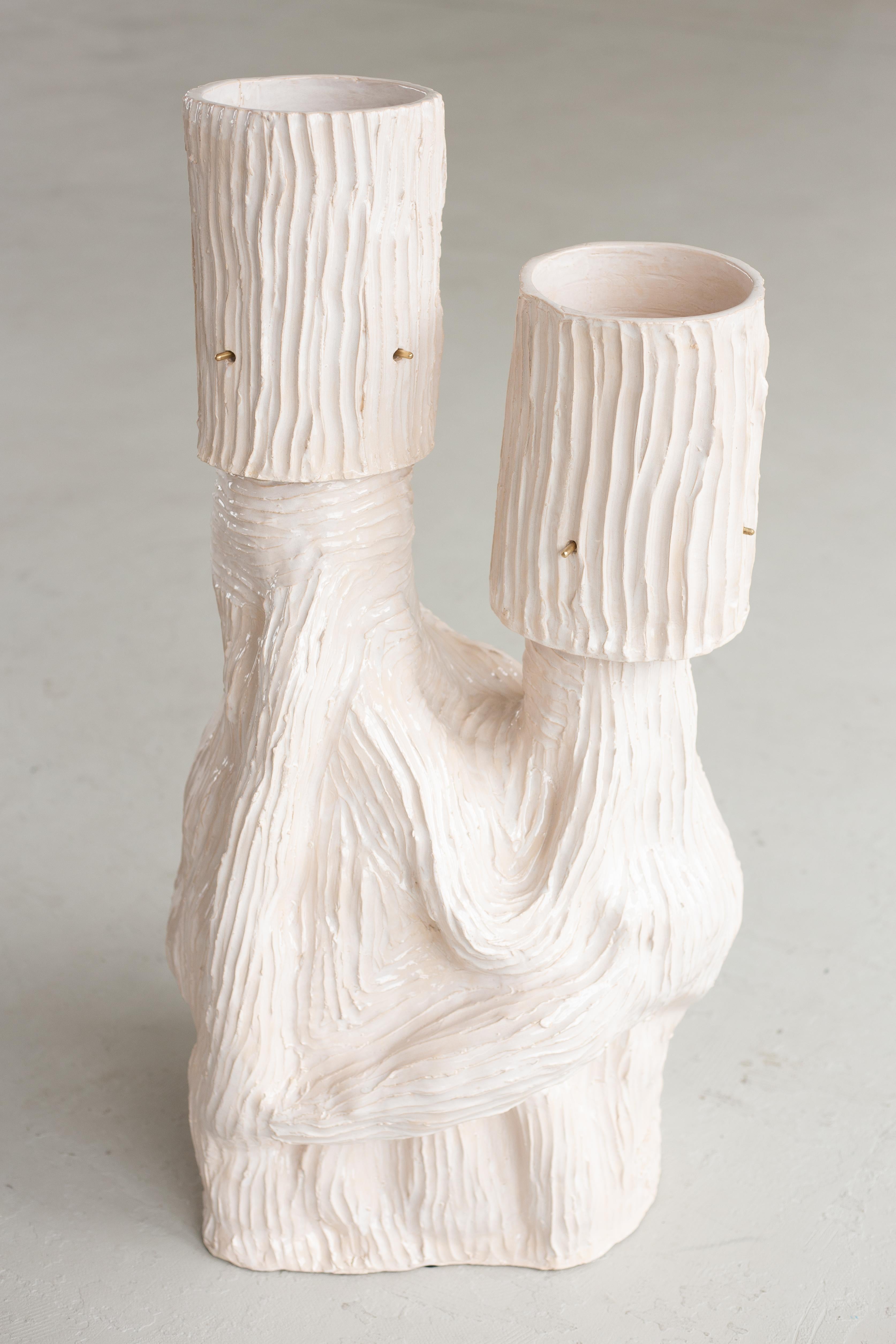Postmoderne Lampadaire sculptural en céramique (créé à la main) en vente