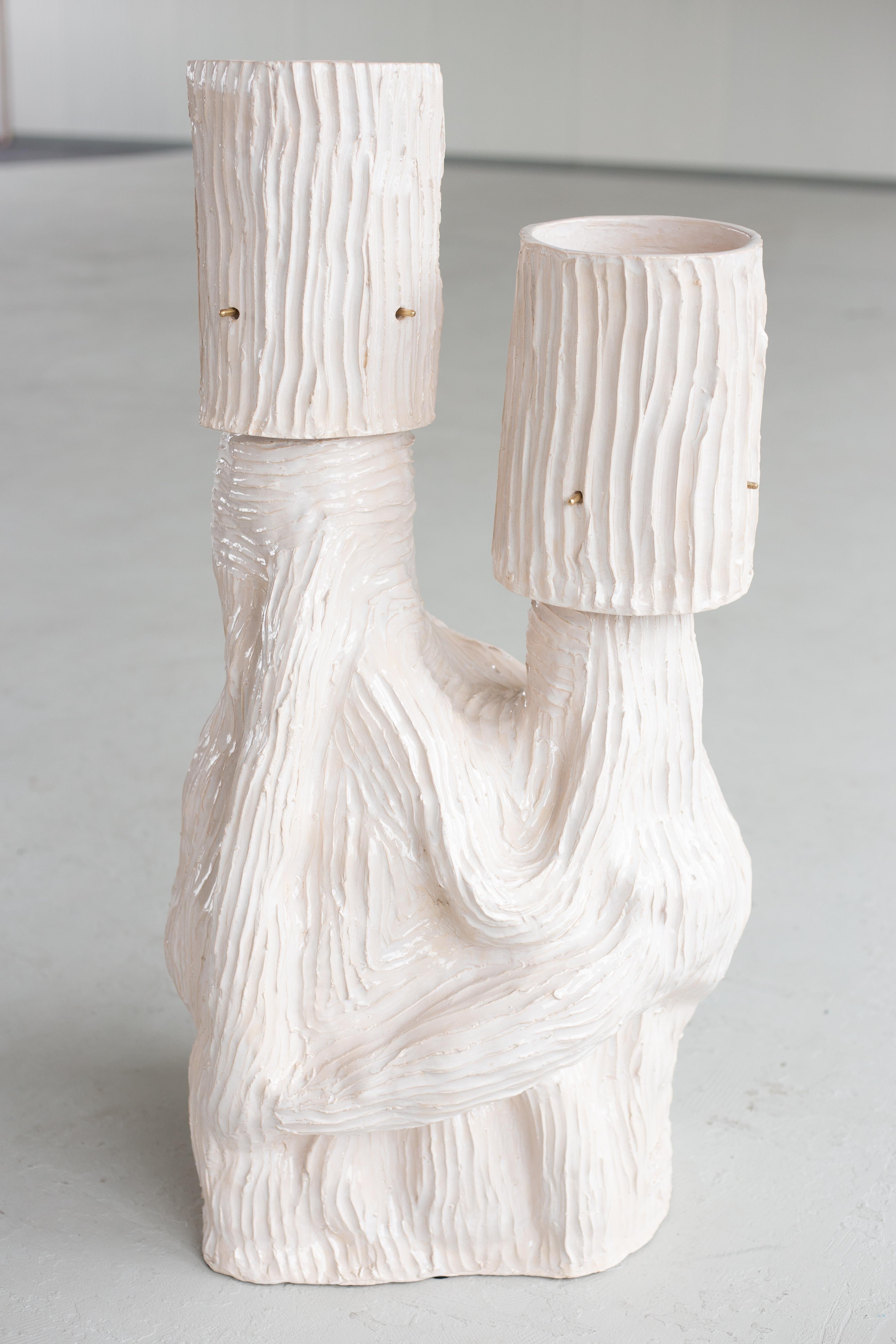 Néerlandais Lampadaire sculptural en céramique (créé à la main) en vente