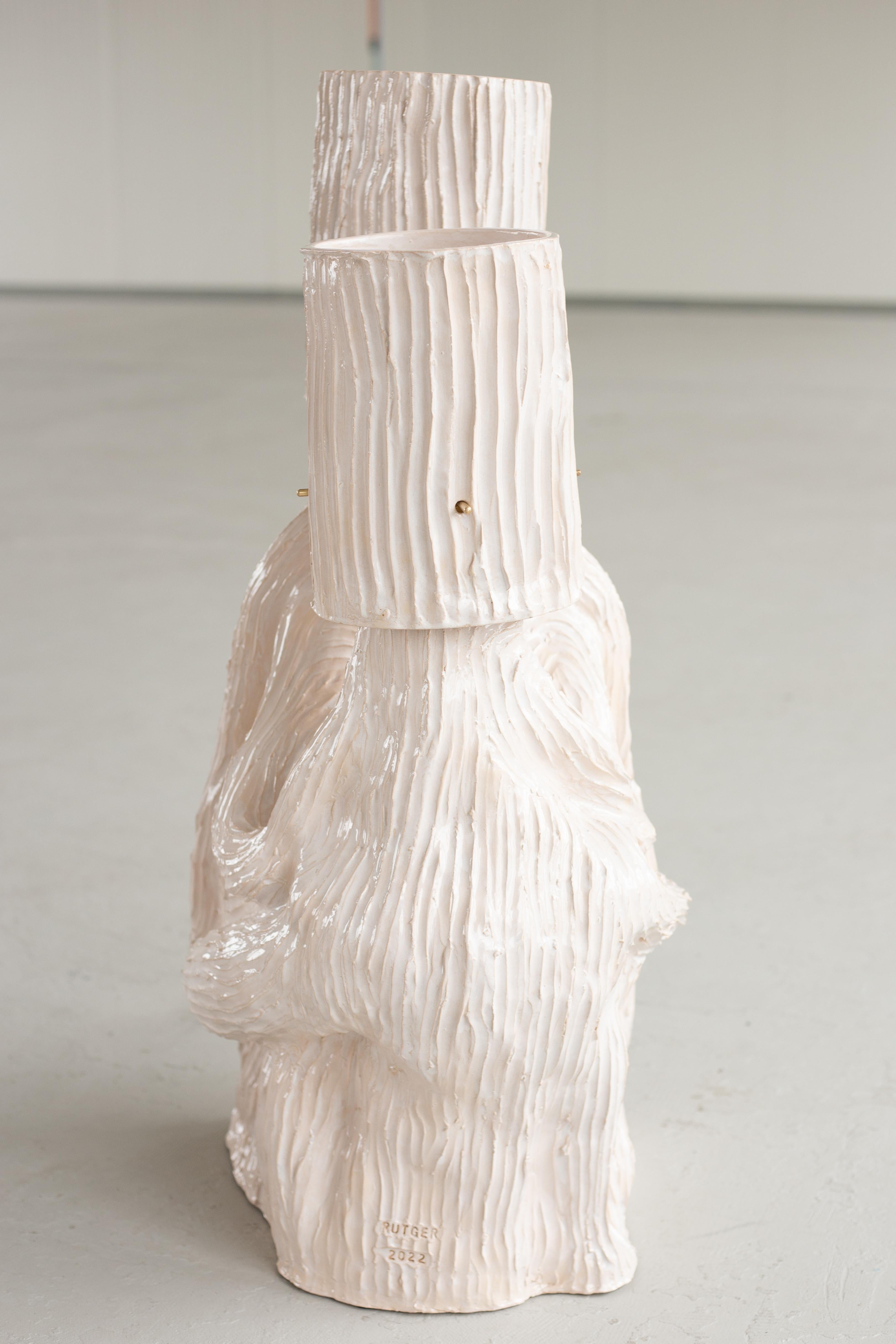 Vernissé Lampadaire sculptural en céramique (créé à la main) en vente