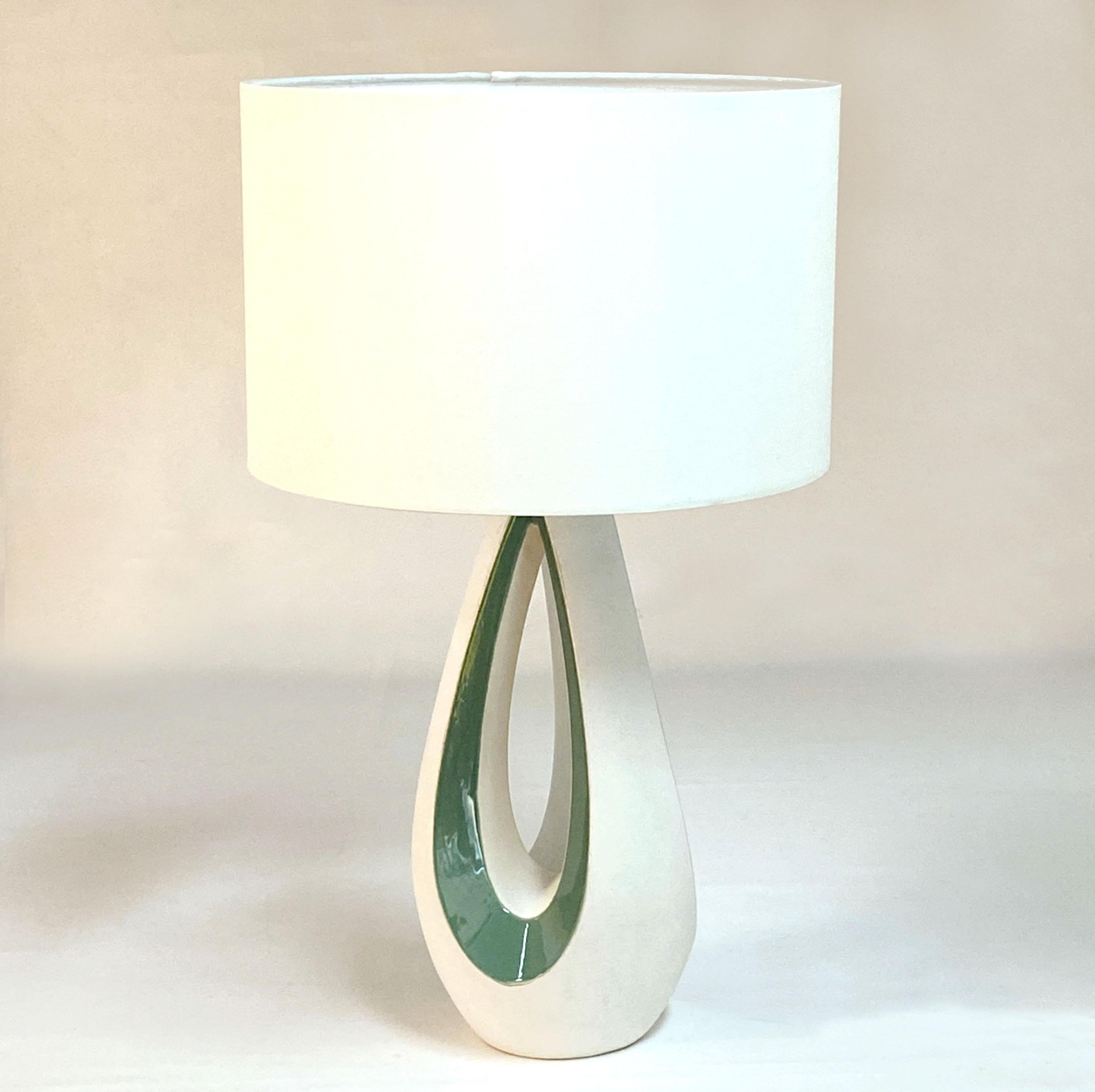 Mid-Century Modern Sculptural Ceramic French 1950's Table Lamp in White and Green For Sale