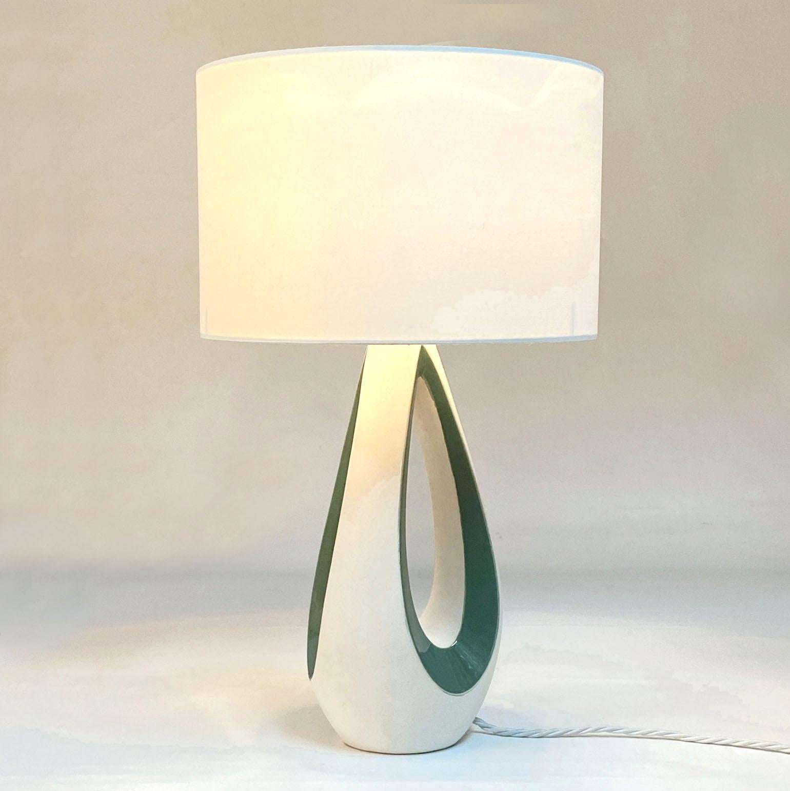 Sculptural Ceramic French 1950's Table Lamp in White and Green For Sale 1