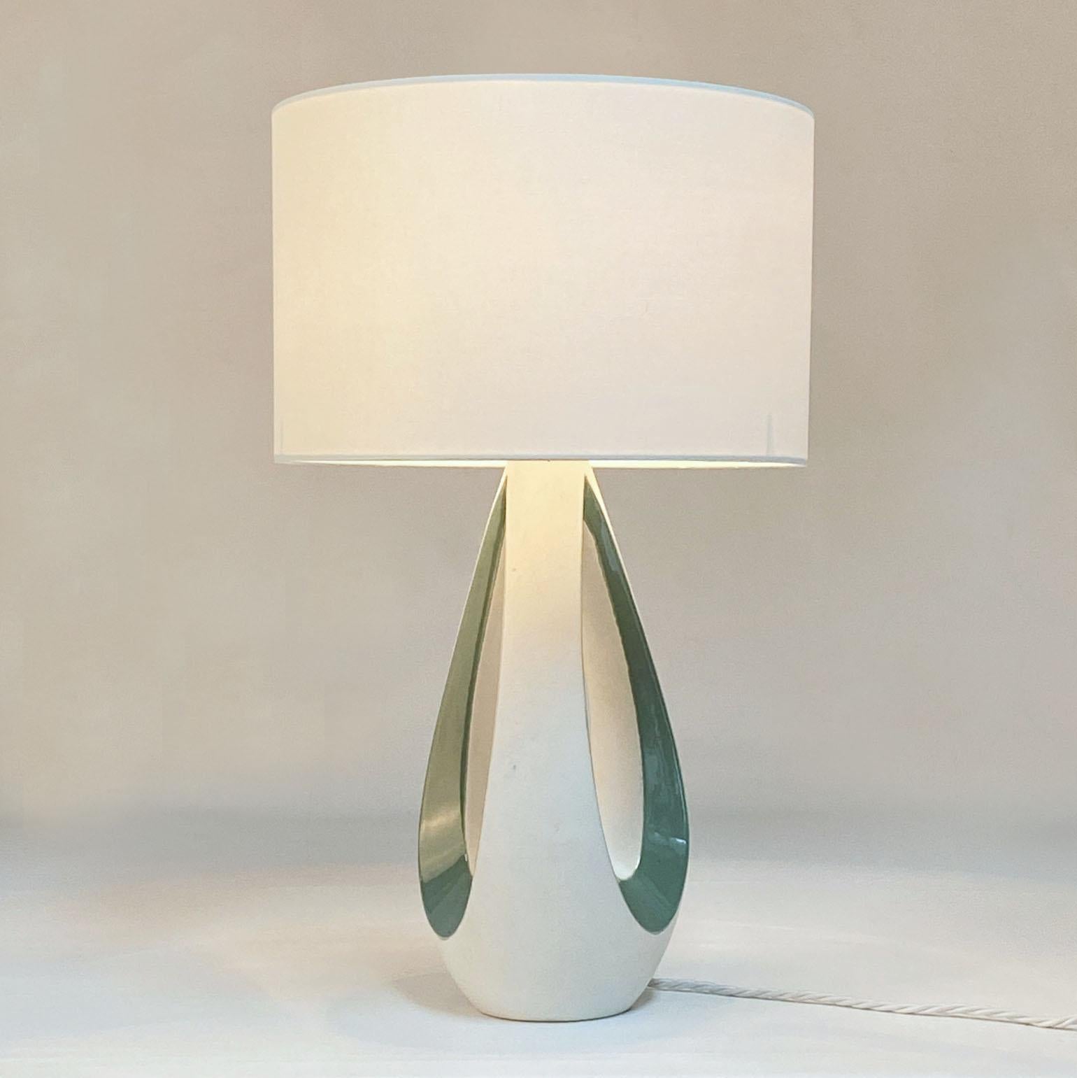 Sculptural Ceramic French 1950's Table Lamp in White and Green For Sale 2