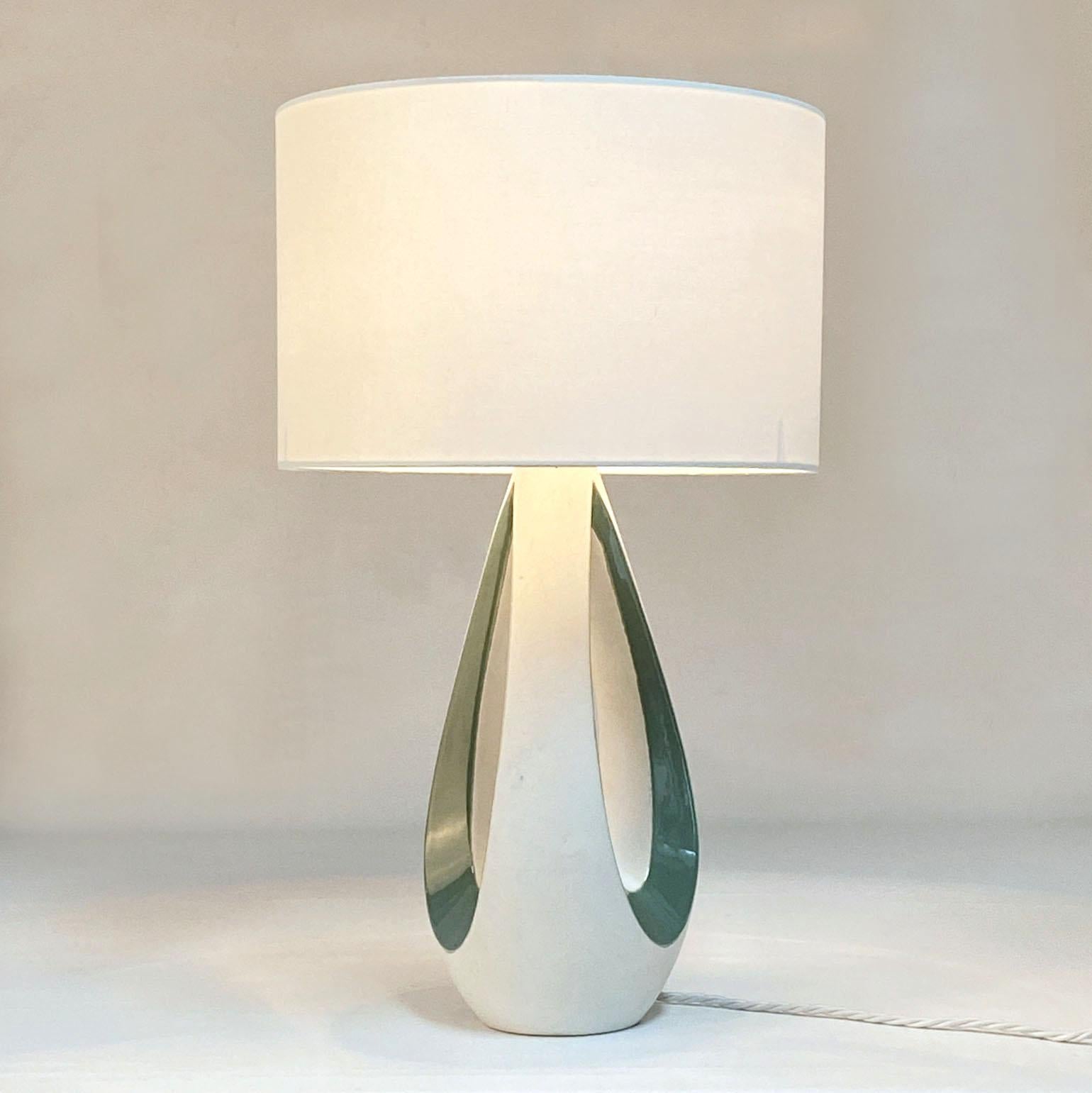 Sculptural Ceramic French 1950's Table Lamp in White and Green For Sale 3
