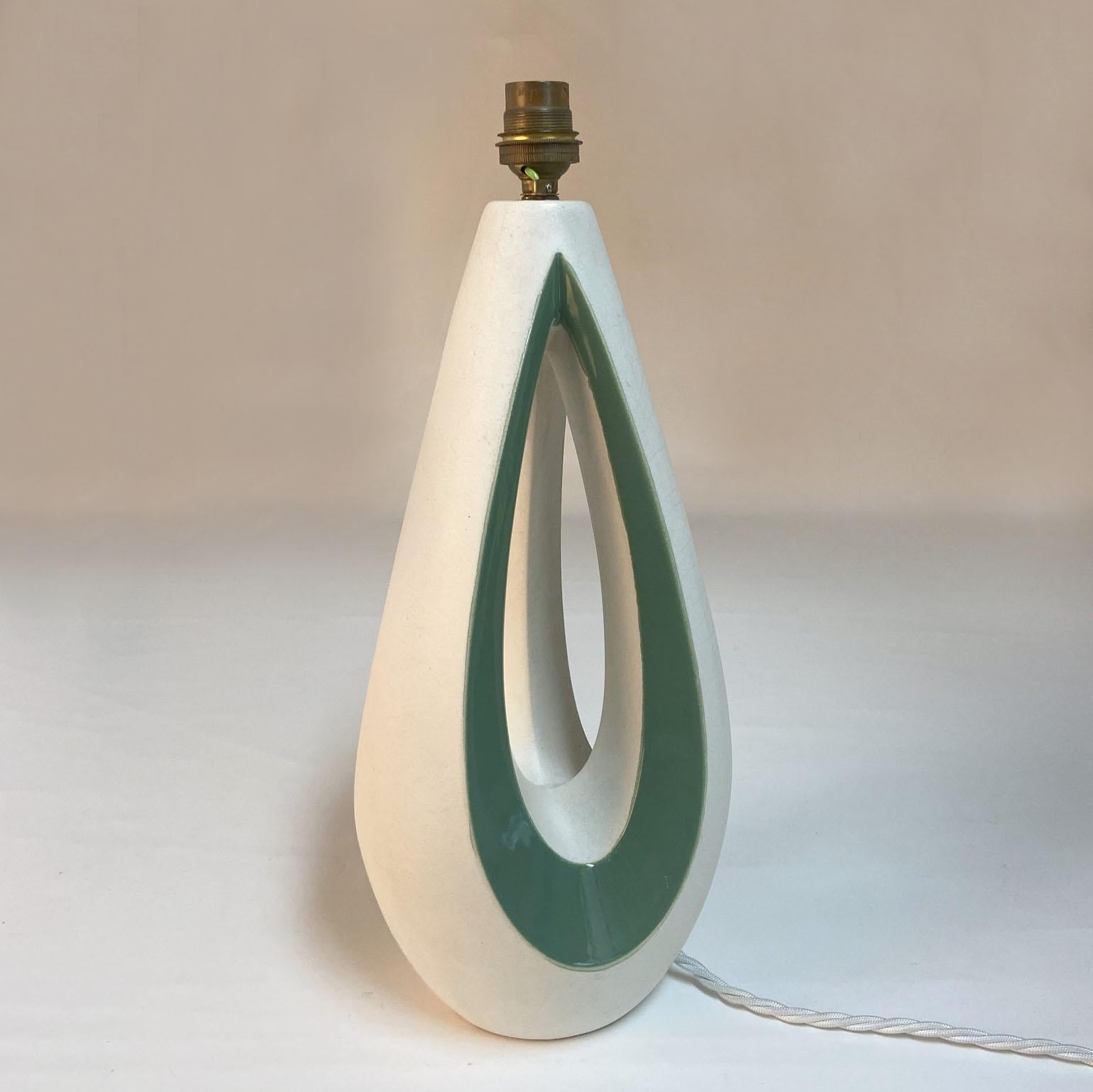 Skulpturale französische Keramik-Tischlampe aus den 1950er Jahren in Weiß und Grün im Angebot 3