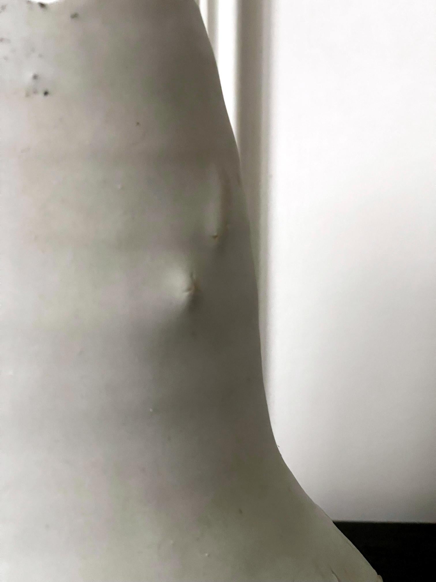 Vaso scultoreo a imbuto in ceramica di Robert Turner in vendita 2