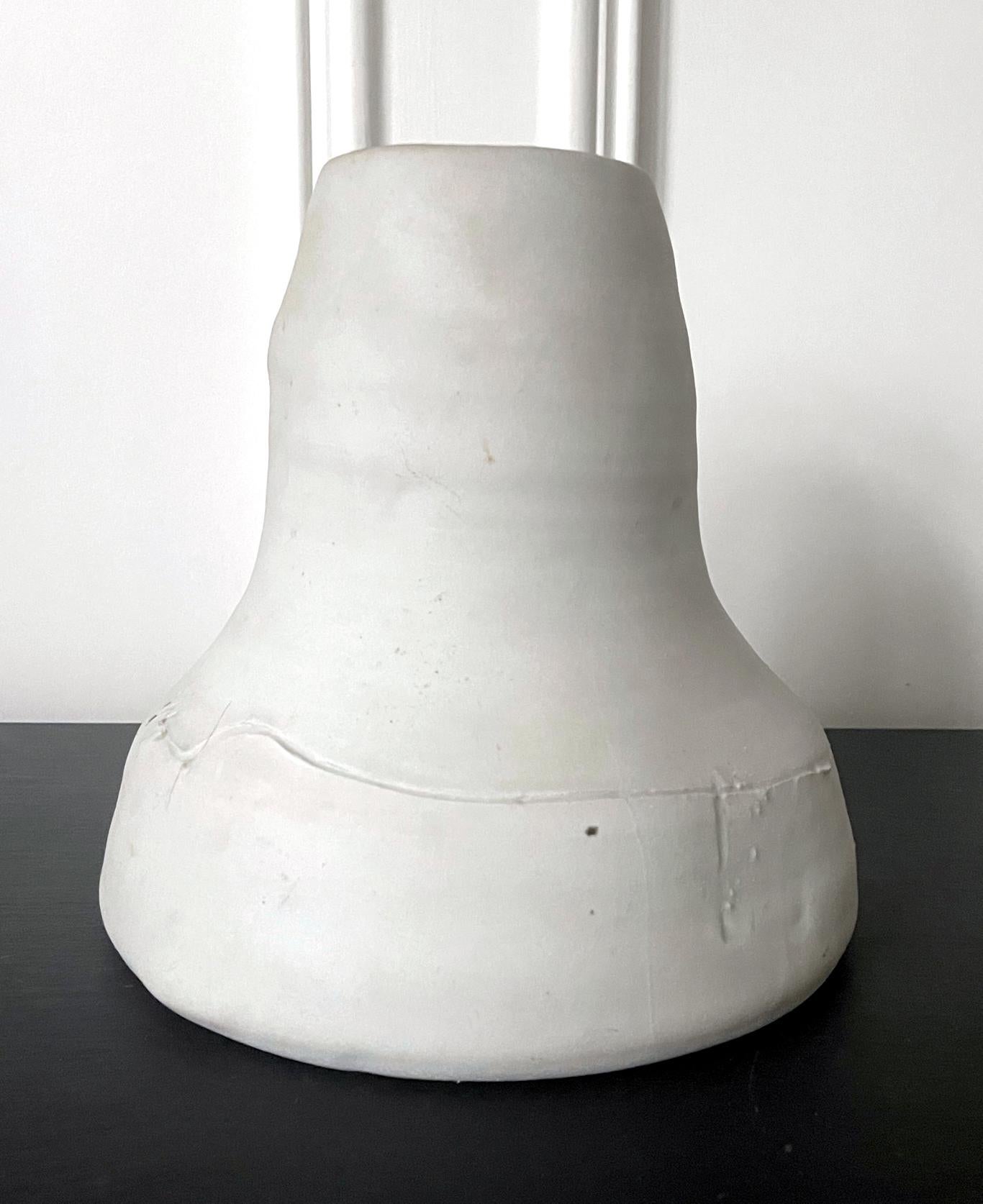 Skulpturale Keramikvase „Fennel“ von Robert Turner (Moderne) im Angebot
