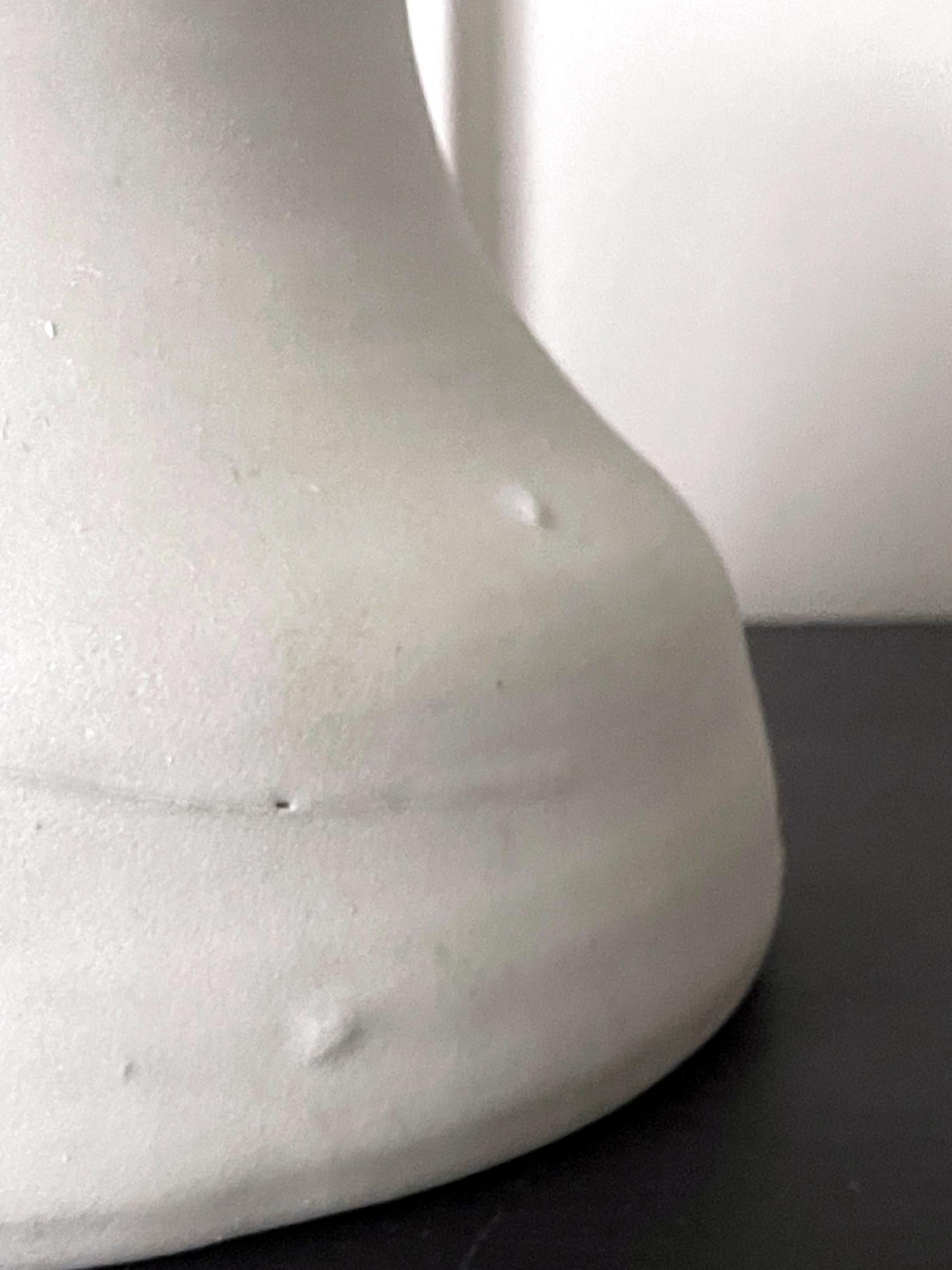 Vaso scultoreo a imbuto in ceramica di Robert Turner in vendita 1