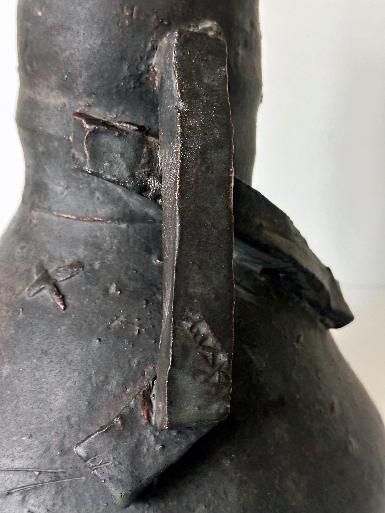 Vaso scultoreo in ceramica con manico di Robert Turner in vendita 3