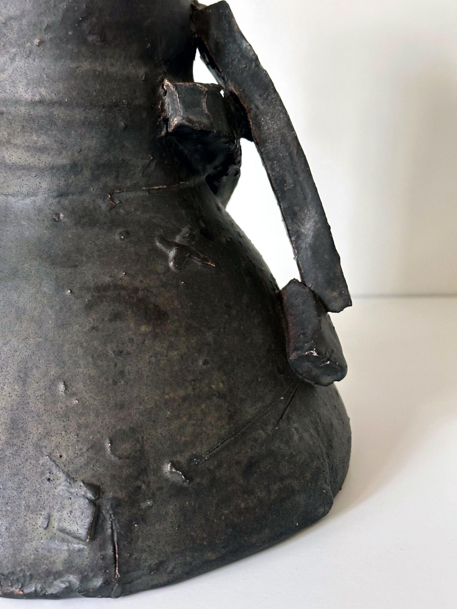 Vaso scultoreo in ceramica con manico di Robert Turner in vendita 4