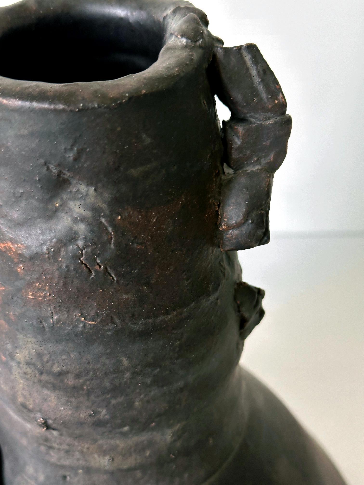 Vaso scultoreo in ceramica con manico di Robert Turner in vendita 5