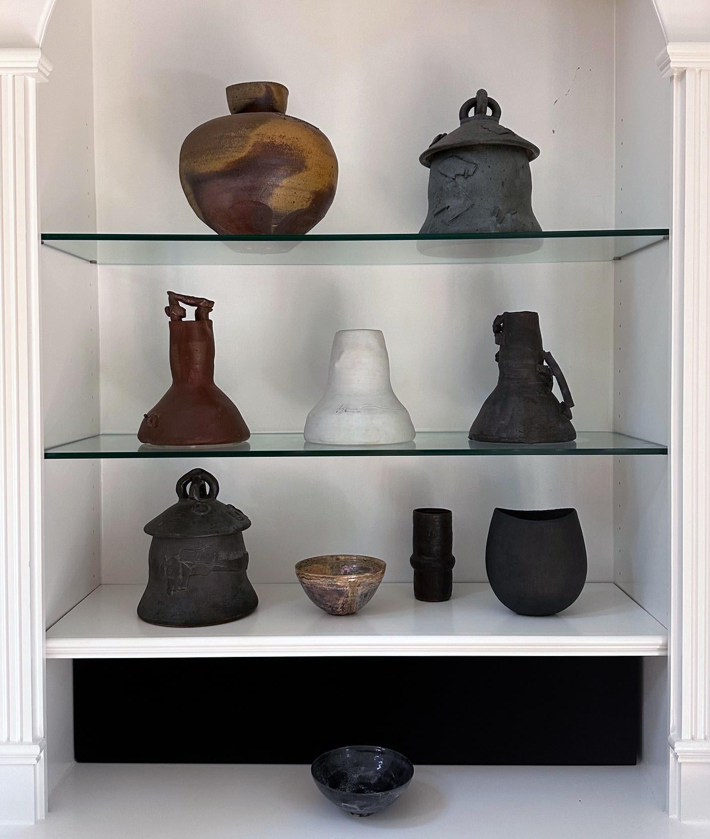 Vaso scultoreo in ceramica con manico di Robert Turner in vendita 9