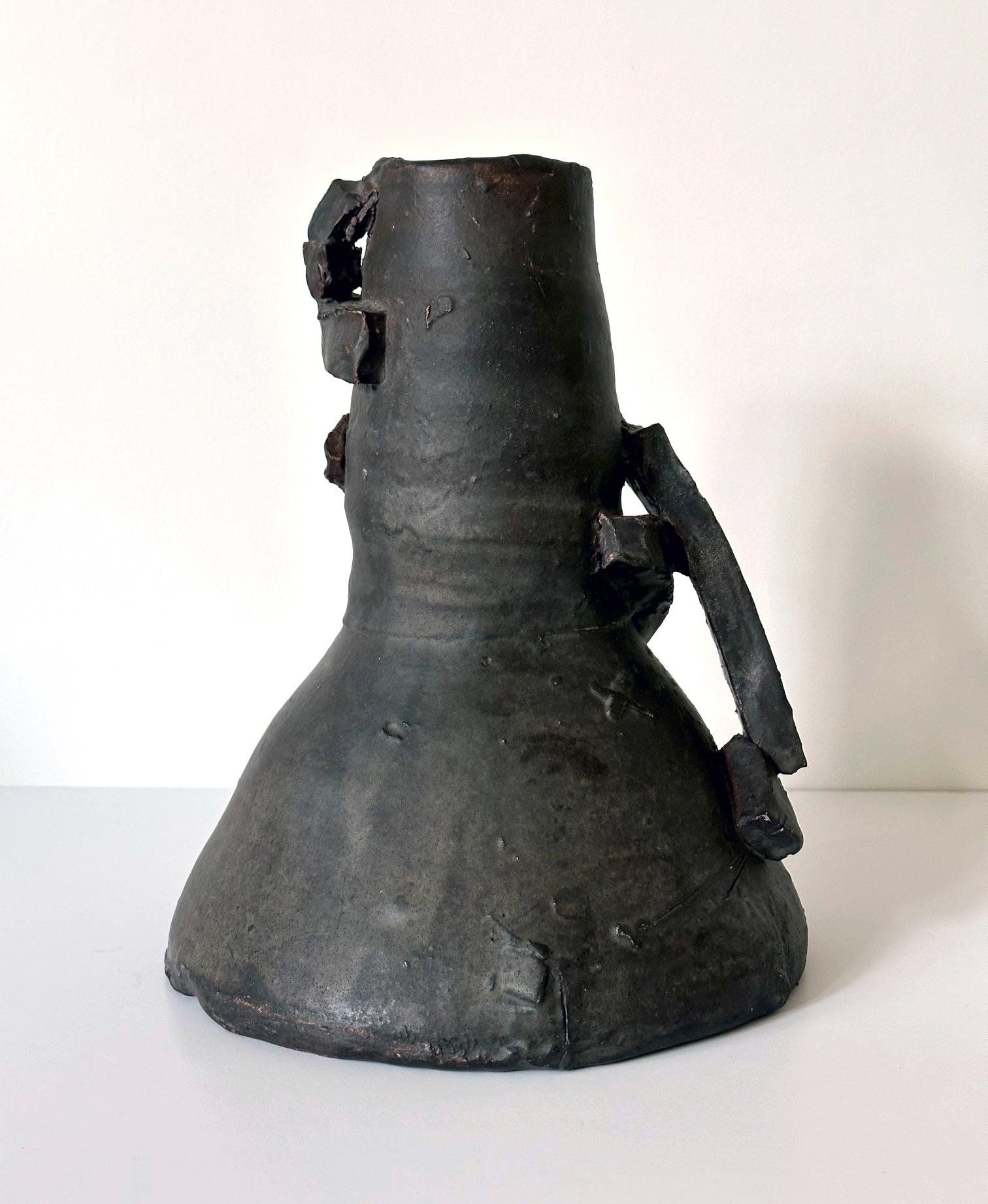 Vaso scultoreo in ceramica con manico di Robert Turner in vendita 10