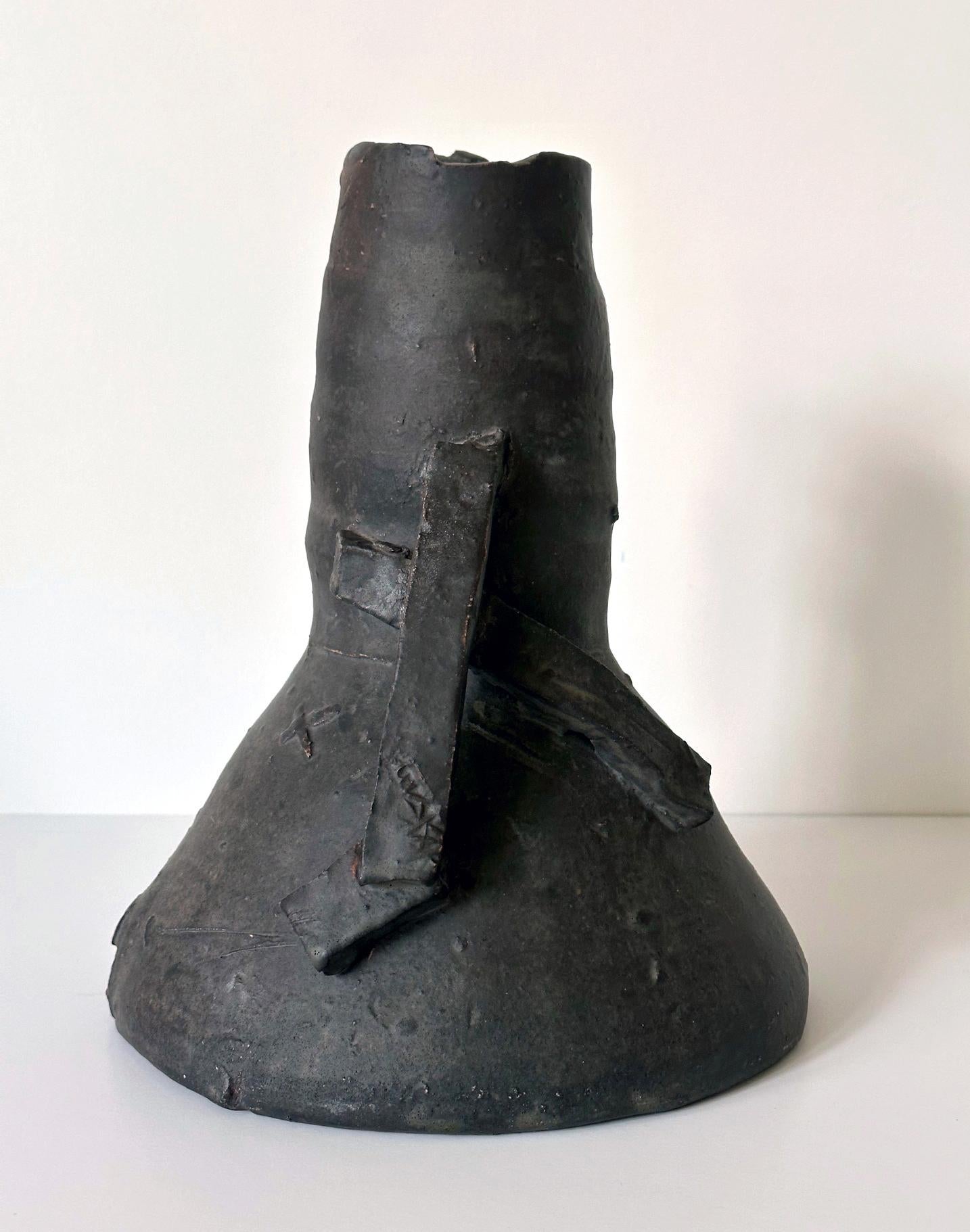 Vaso a forma libera in gres smaltato nero con manico del ceramista americano Robert Chapman Turner (1913 - 2005) intitolato 
