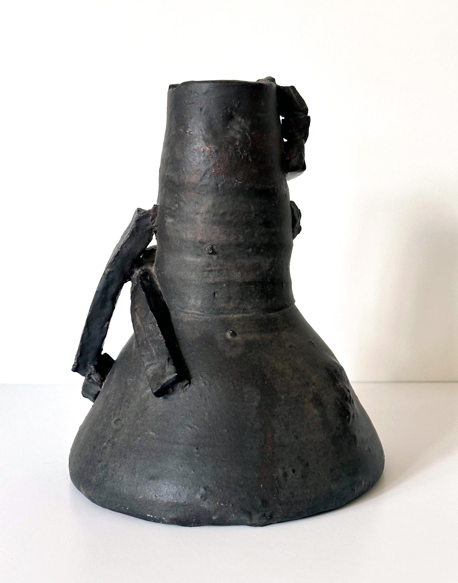 Moderno Vaso scultoreo in ceramica con manico di Robert Turner in vendita