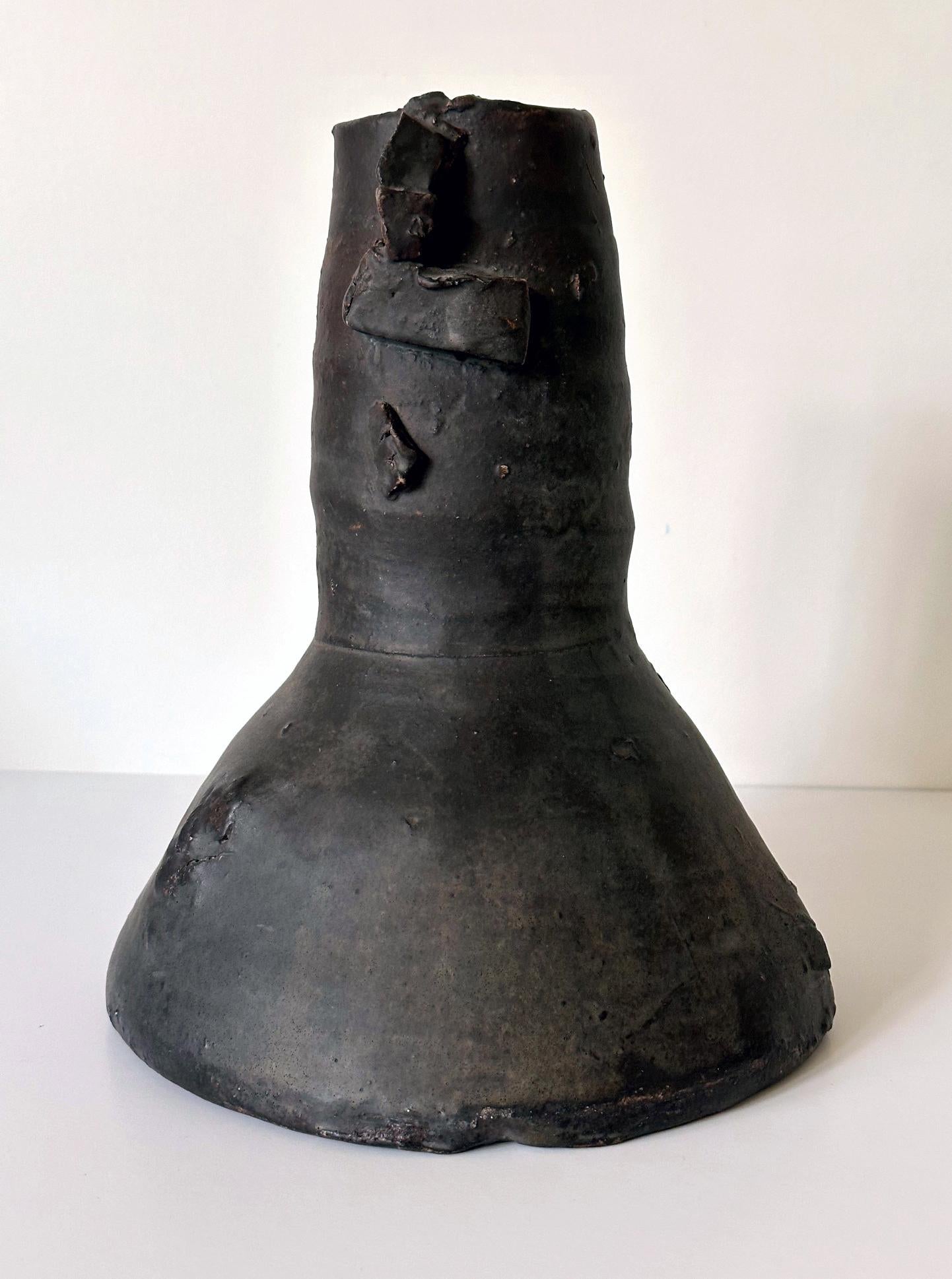 Vaso scultoreo in ceramica con manico di Robert Turner In condizioni buone in vendita a Atlanta, GA