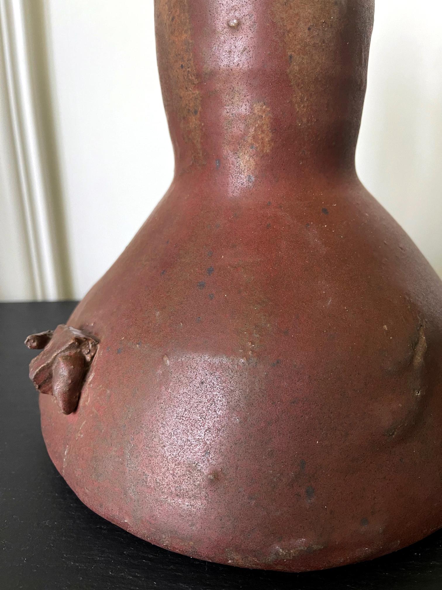 Fine XX secolo Vaso scultoreo in ceramica con manico di Robert Turner in vendita