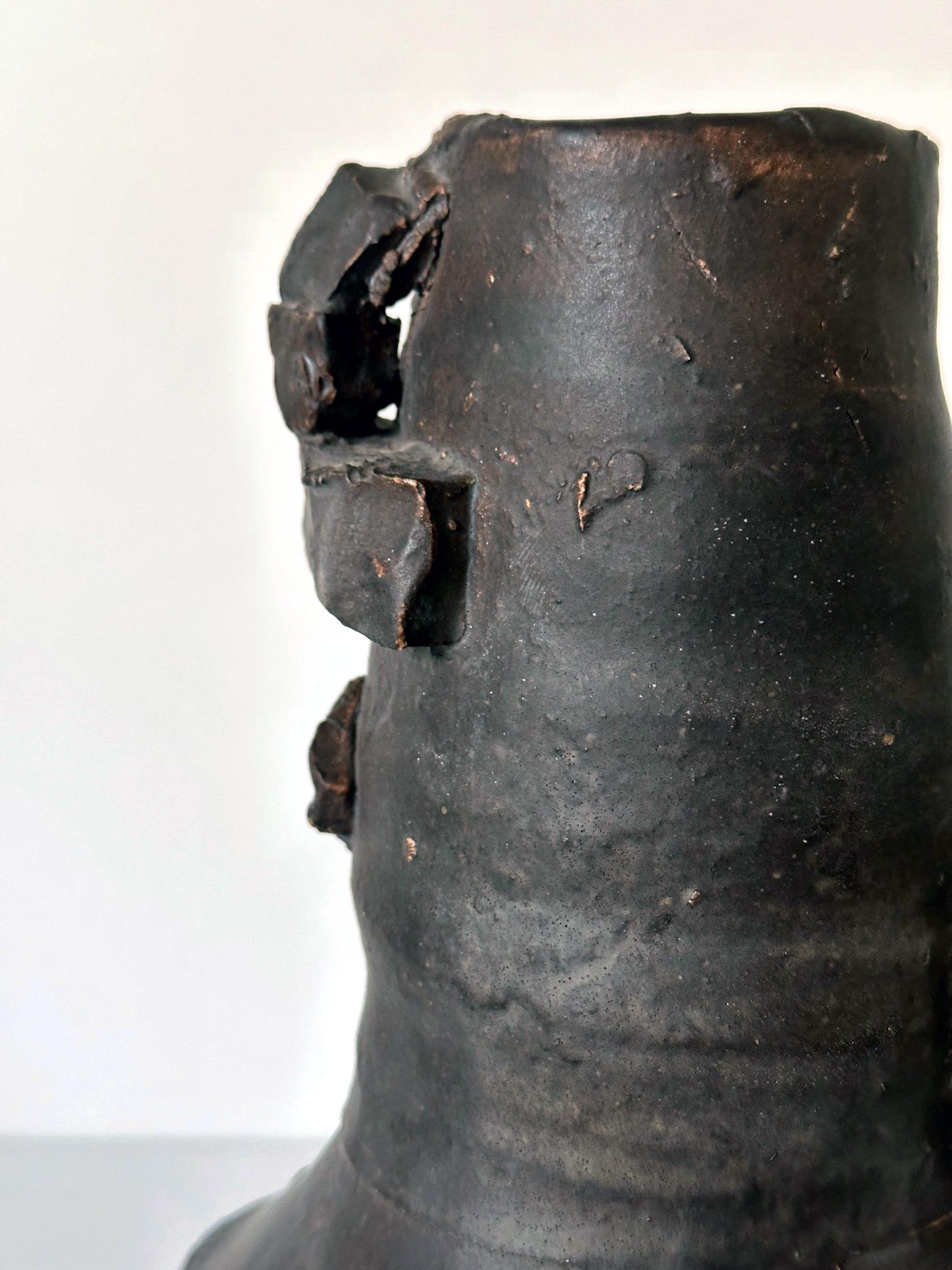 Vaso scultoreo in ceramica con manico di Robert Turner in vendita 2