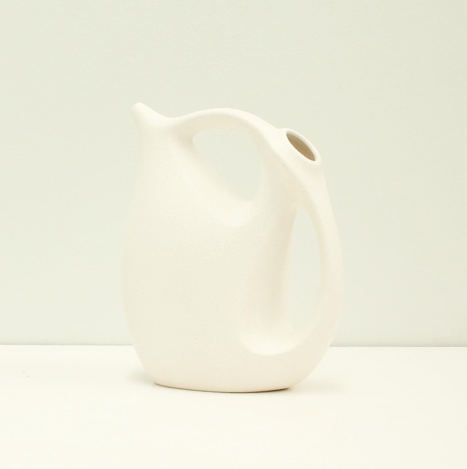 Vase-pichet sculptural en céramique conçu par Roberto Rigon et produit par Bertoncello, Italie, années 1970. Céramique en émail granuleux blanc mat.