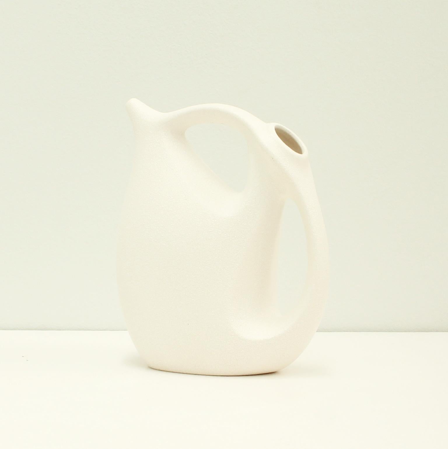 Jarrón escultórico de cerámica diseñado por Roberto Rigon y producido por Bertoncello, Italia, años setenta. Cerámica en esmalte granulado blanco mate.