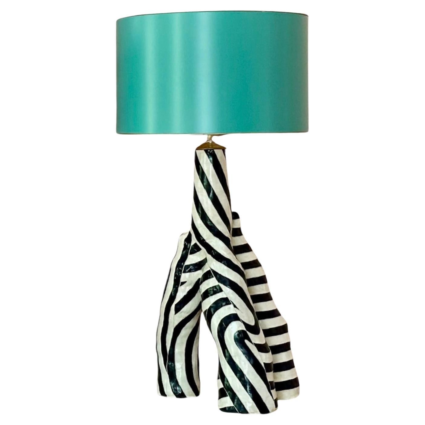 Lampada scultorea in ceramica in bianco e nero
