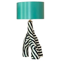 Lampada scultorea in ceramica in bianco e nero
