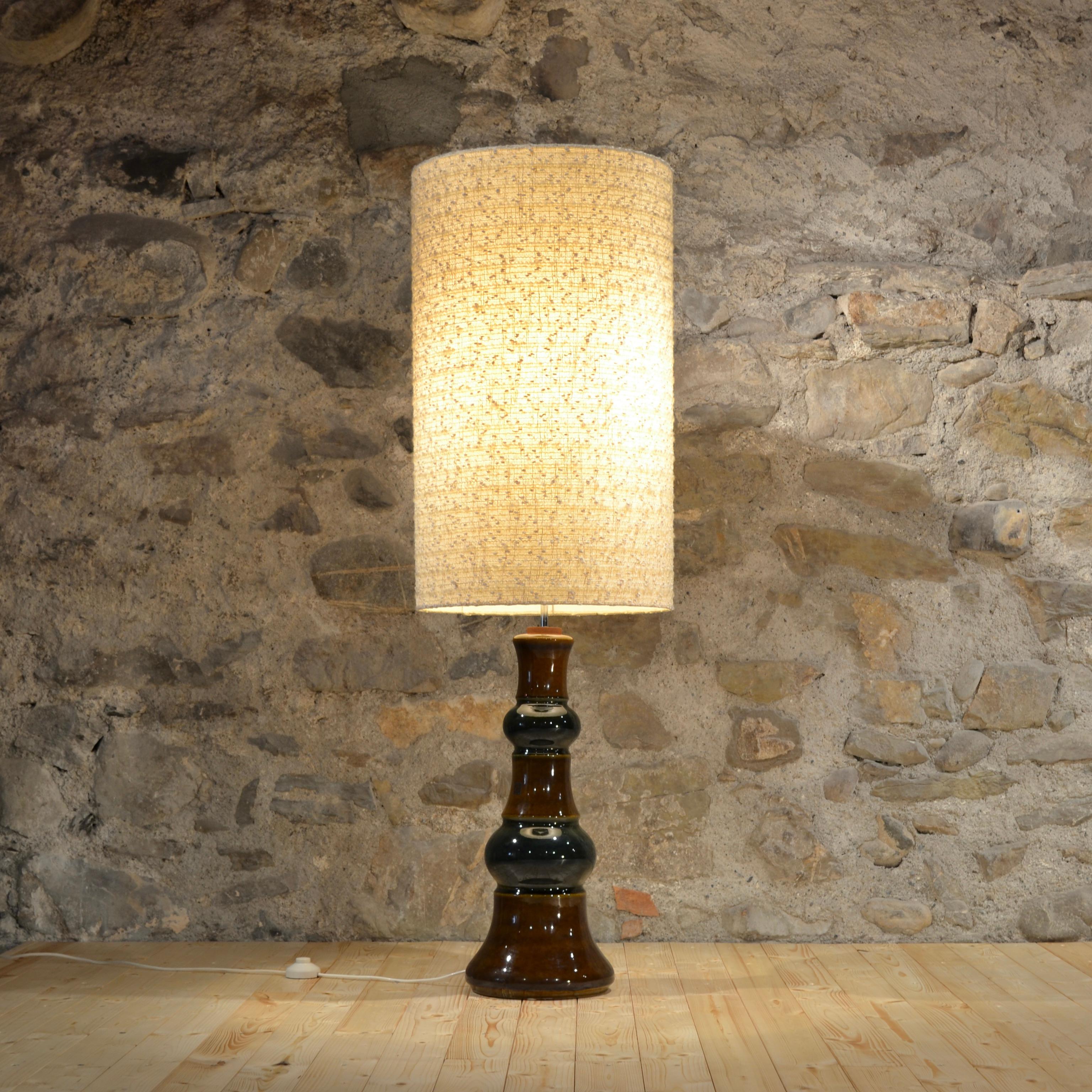 Questa torre di sfere di ceramica al pistacchio e nocciola colpisce per le sue dimensioni. Con un'altezza totale di oltre 130 cm, questa lampada Jasba è tanto sontuosa quanto insolita.

Una volta acceso, il paralume brilla, rivelando un delicato