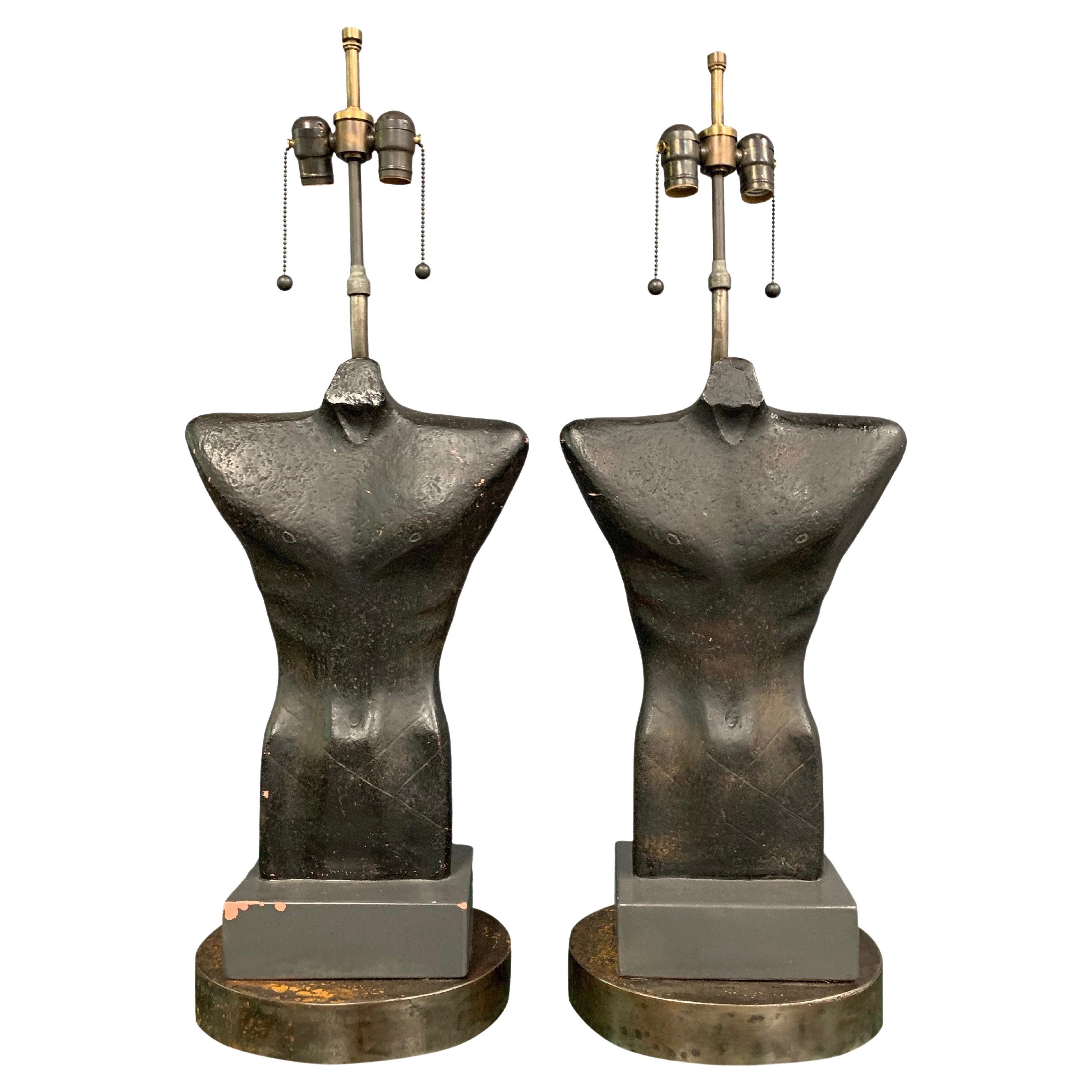 Paire de lampes sculpturales en céramique représentant des torses masculins, style mi-siècle moderne, par Gwen Lux, 1948