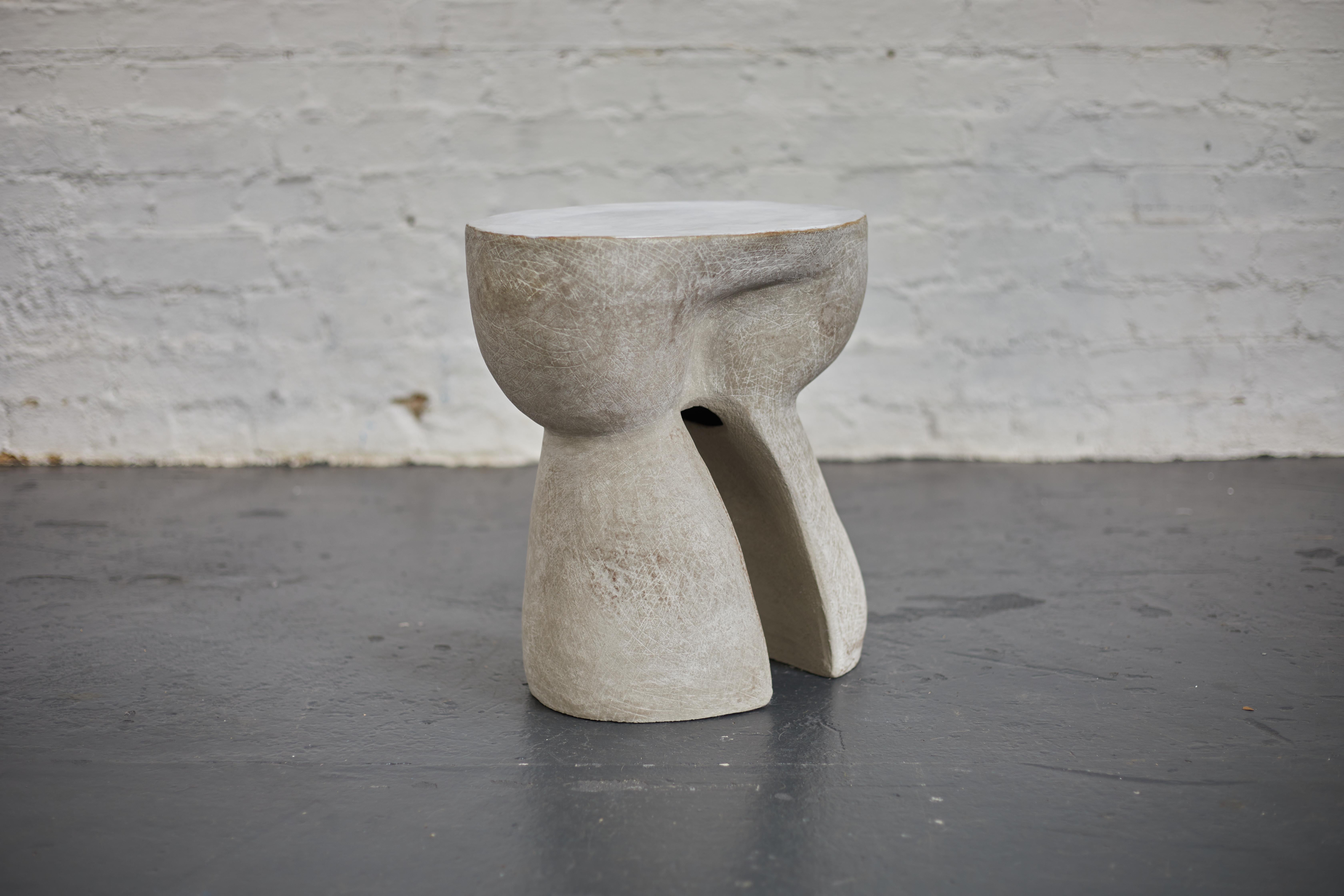 Table d'appoint sculpturale en vente 1