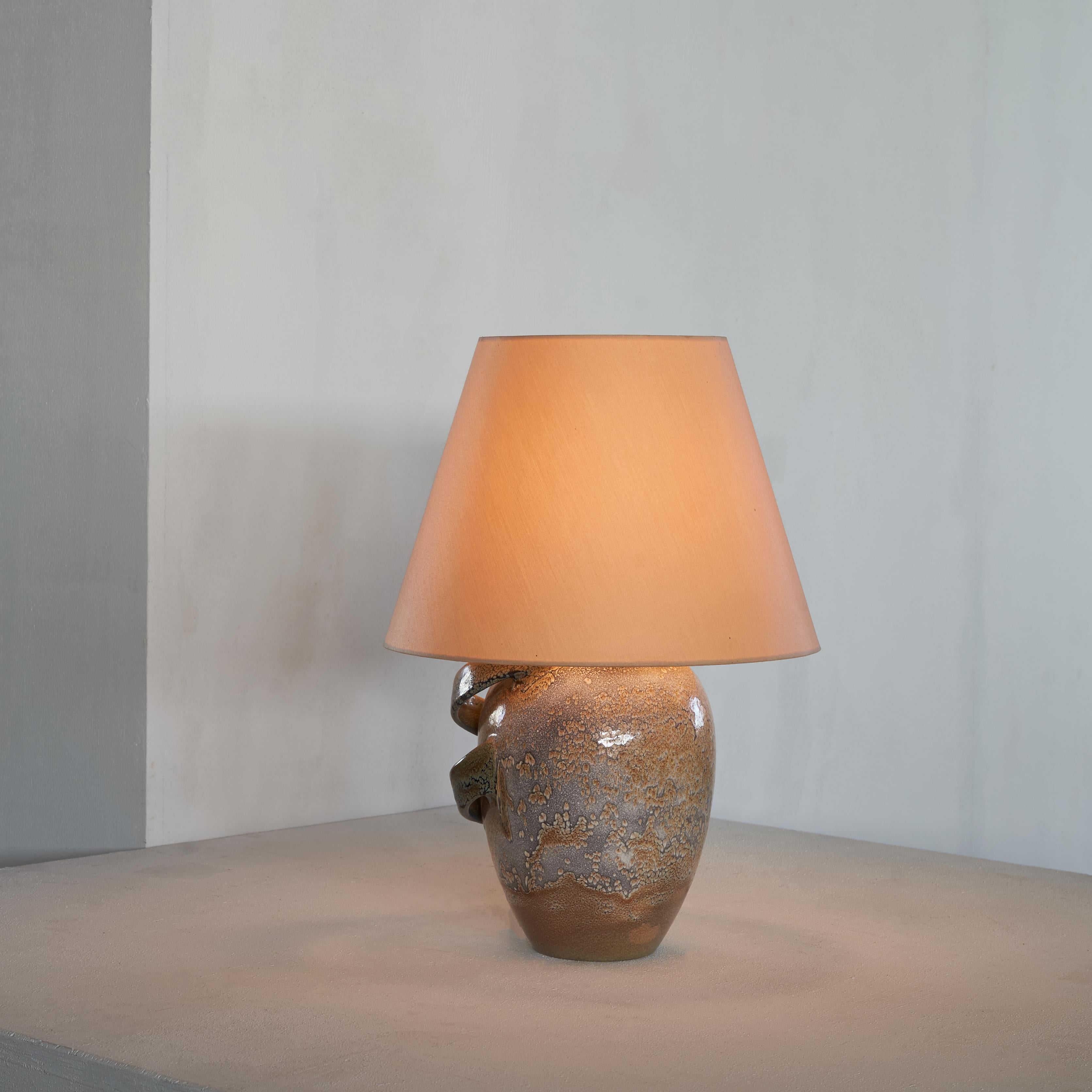 Skulpturale Keramik-Tischlampe, Niederlande, erste Hälfte des 20. Jahrhunderts.

Dies ist eine besondere Keramiklampe. Sowohl die Form als auch die Ausführung sind ausdrucksstark und interessant. Die Lampe hat eine klassische Form und eine schöne