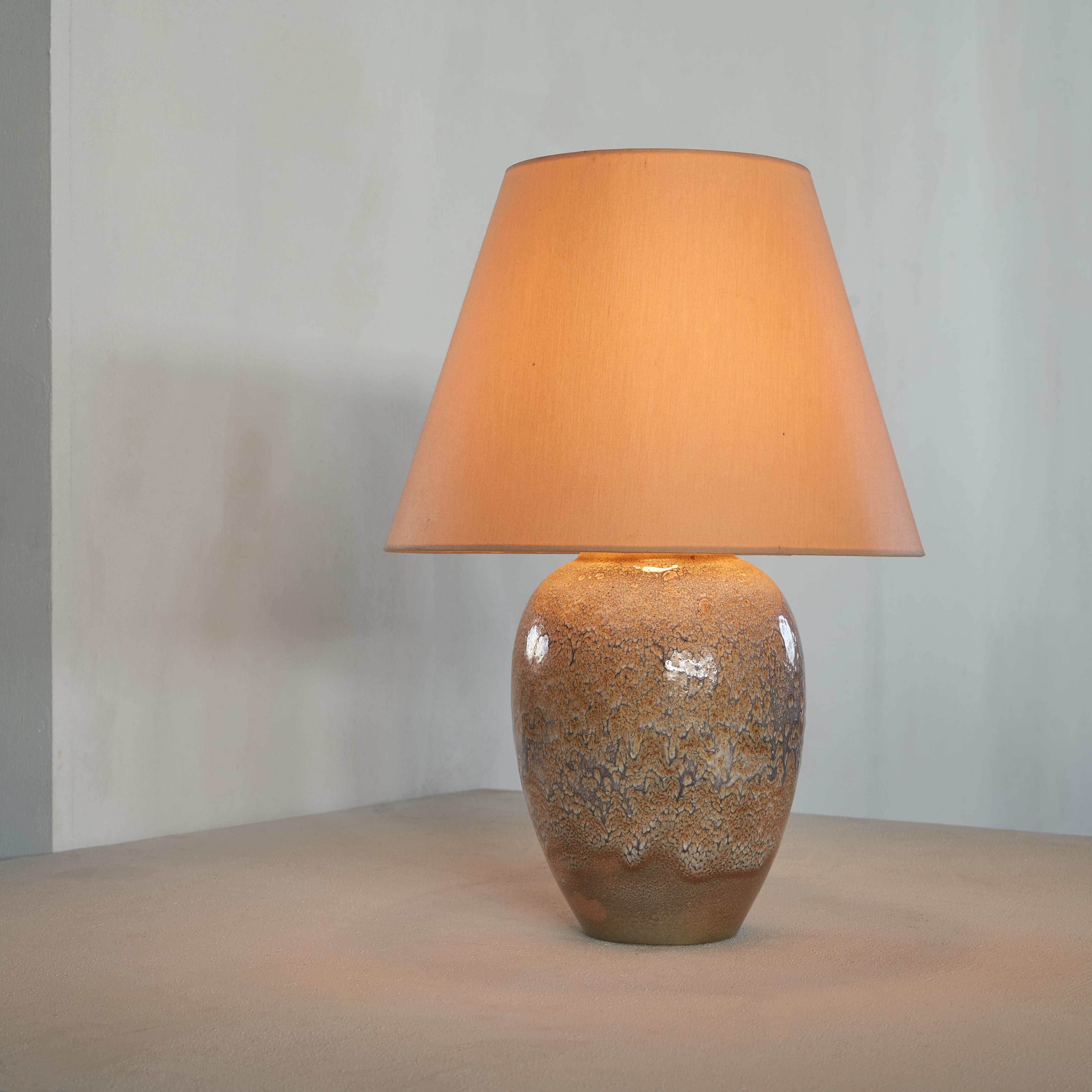 Néerlandais Lampe de table sculpturale en céramique en vente