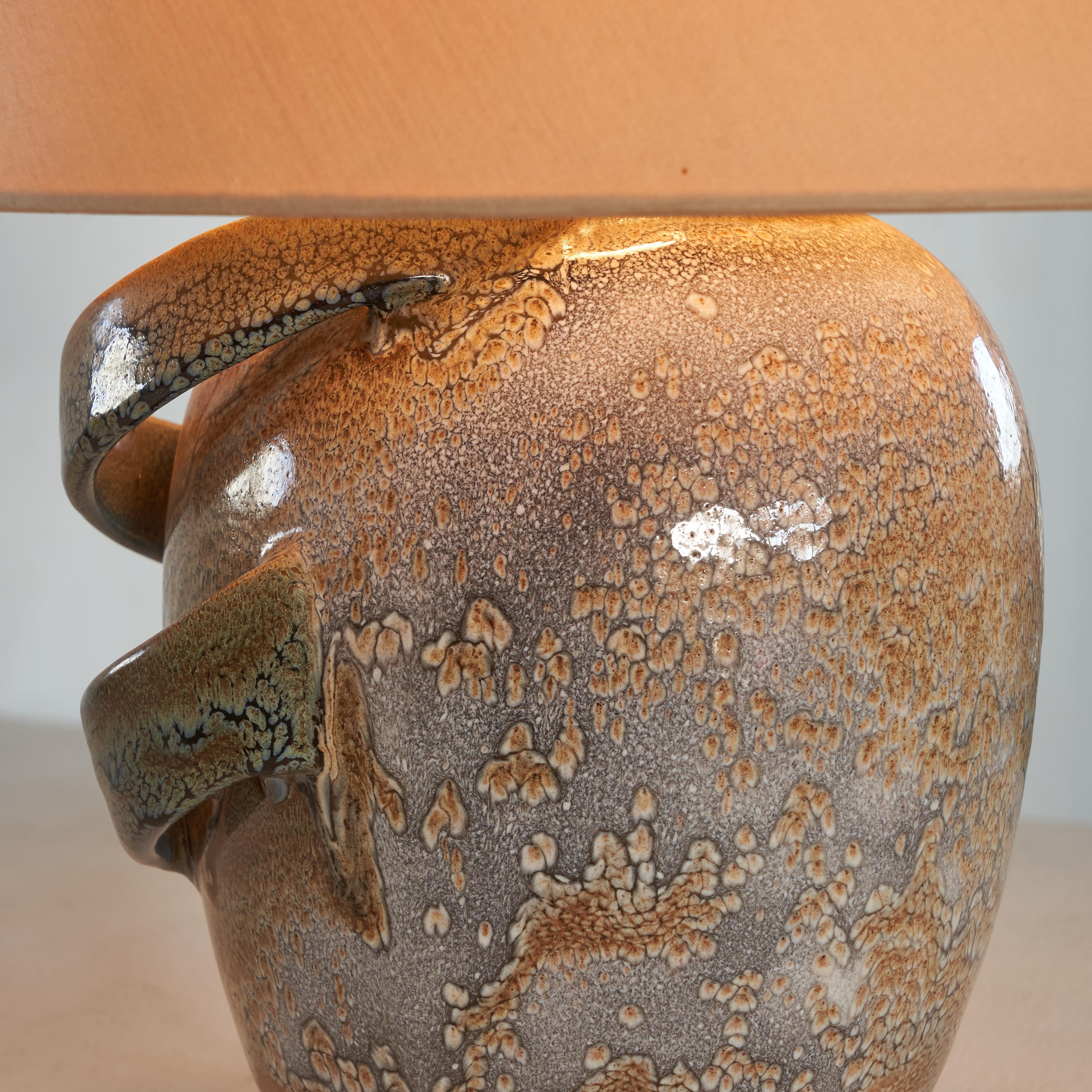 Skulpturale Keramik-Tischlampe (Glasiert) im Angebot