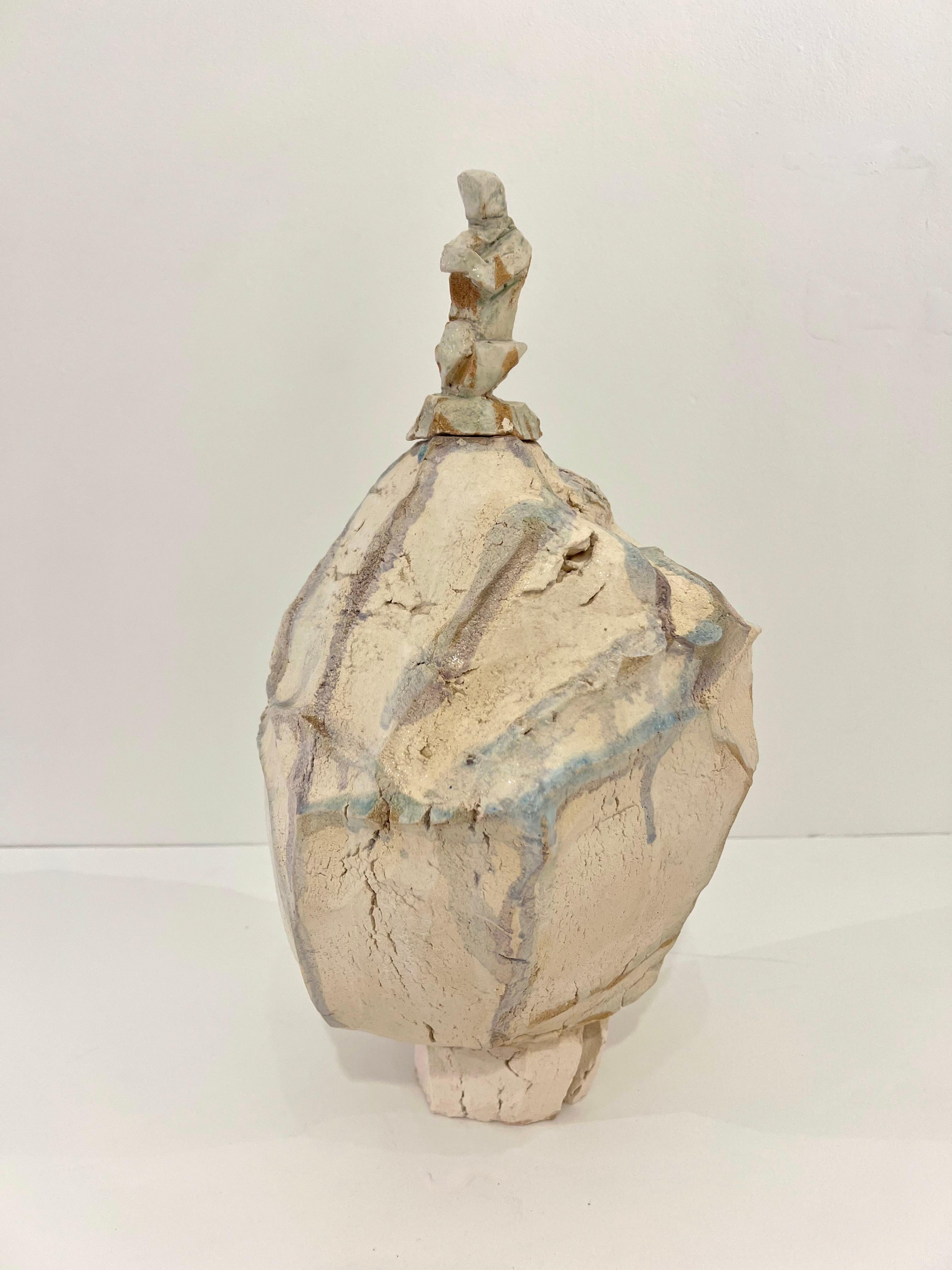 Vase organique sculptural du céramiste danois contemporain Henrik Folsgaard. Son travail rappelle celui du céramiste américain George Ohr, considéré comme un exemple précoce de la céramique expressionniste abstraite.