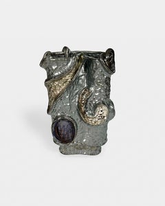 Vase sculptural en céramique aux glaçures métalliques de Sean Gerstley